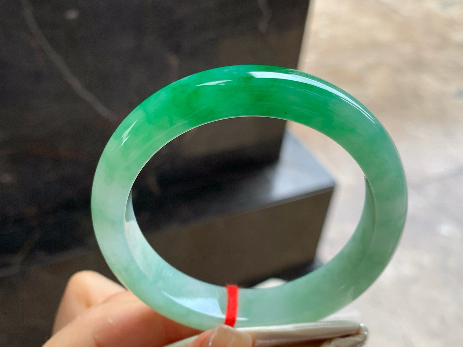 56-12.5-8.4
带色手镯^_^底子细腻 绿色浓郁大气
