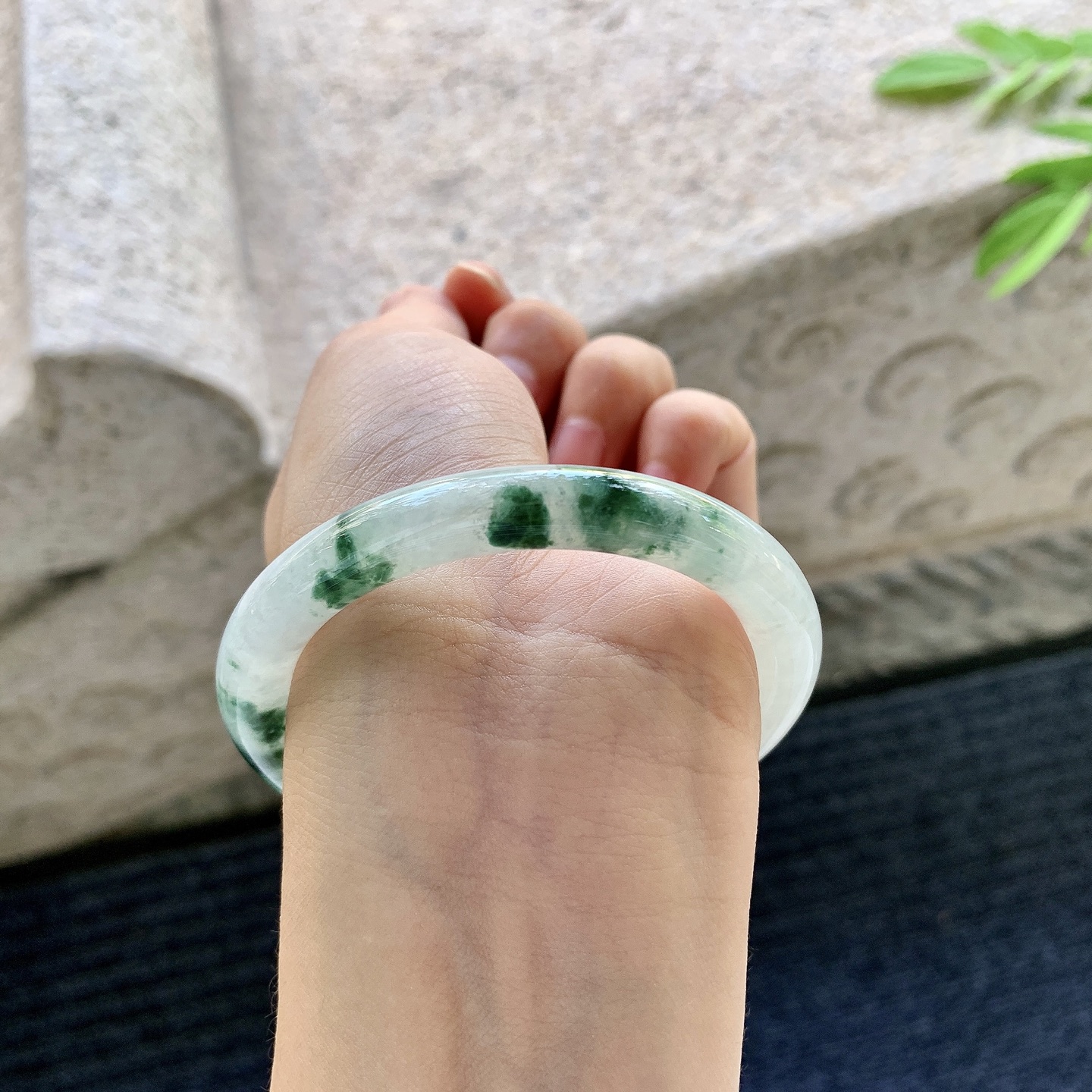 圆条53 54【圈口】54/8.2/8.4【编码】A1070126【描述】细糯飘花，水润，种老，细腻，有纹线