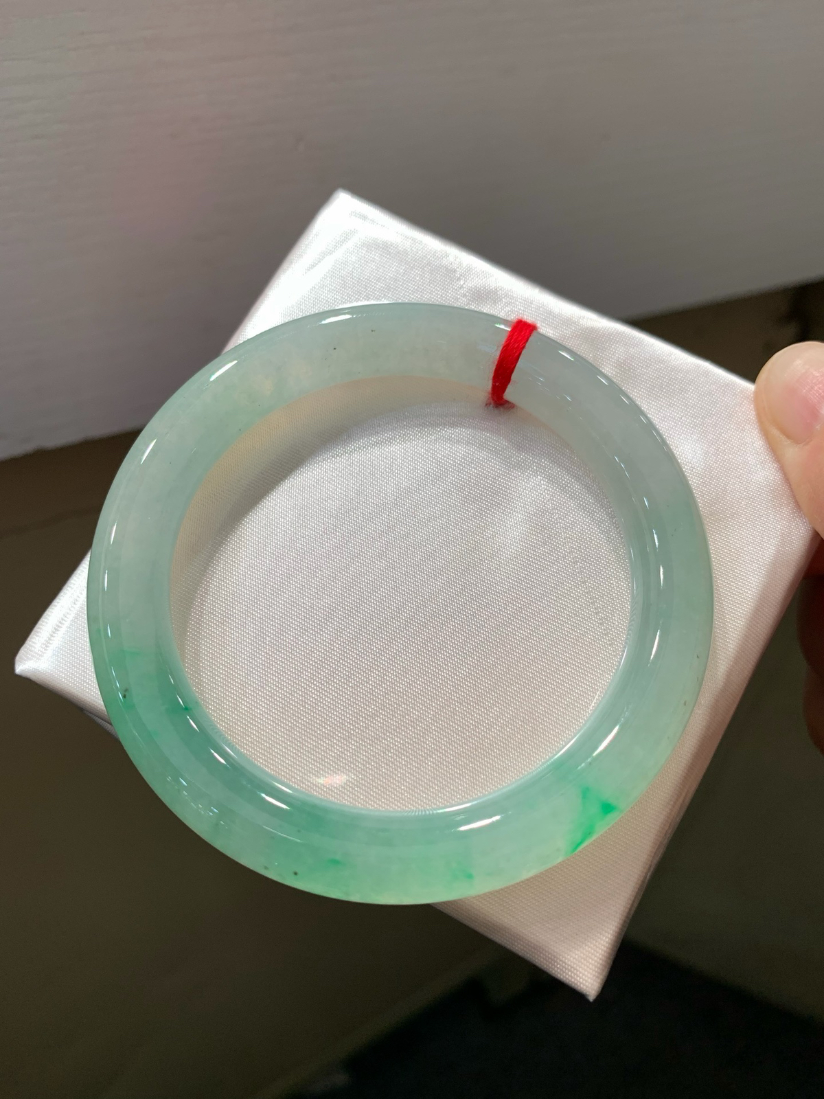 尺寸56.1/9.6/9.7，冰种飘色圆条手镯
种好水足
TG-1434-1000