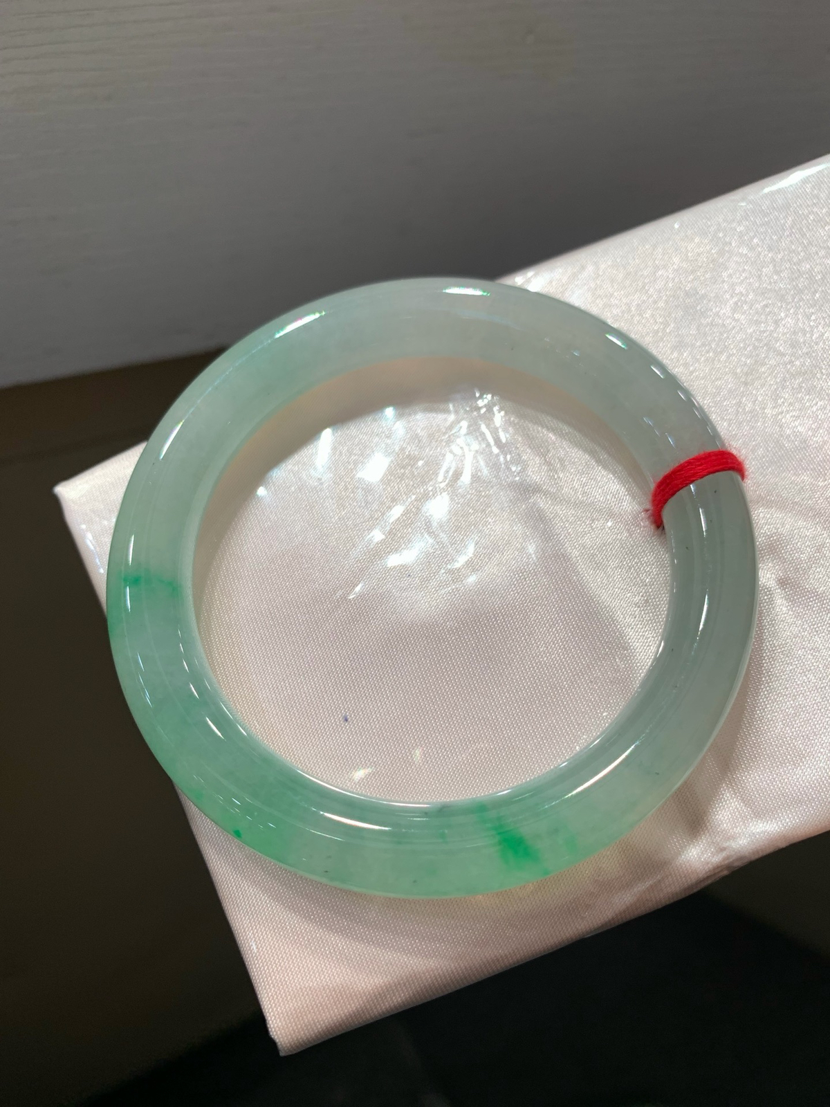 尺寸56.1/9.6/9.7，冰种飘色圆条手镯
种好水足
TG-1434-1000