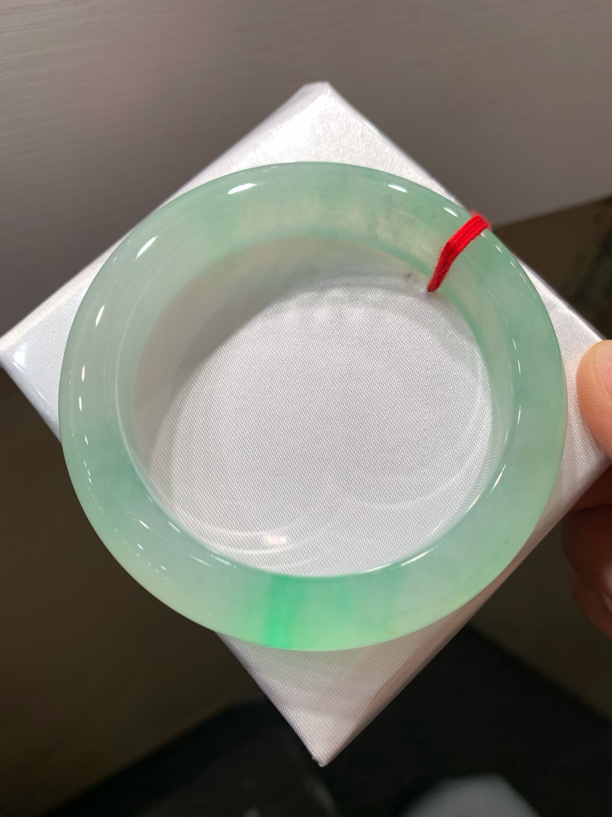 尺寸56.3/12.4/9.7，冰种带色手镯
种好水足
TG-1405-3400