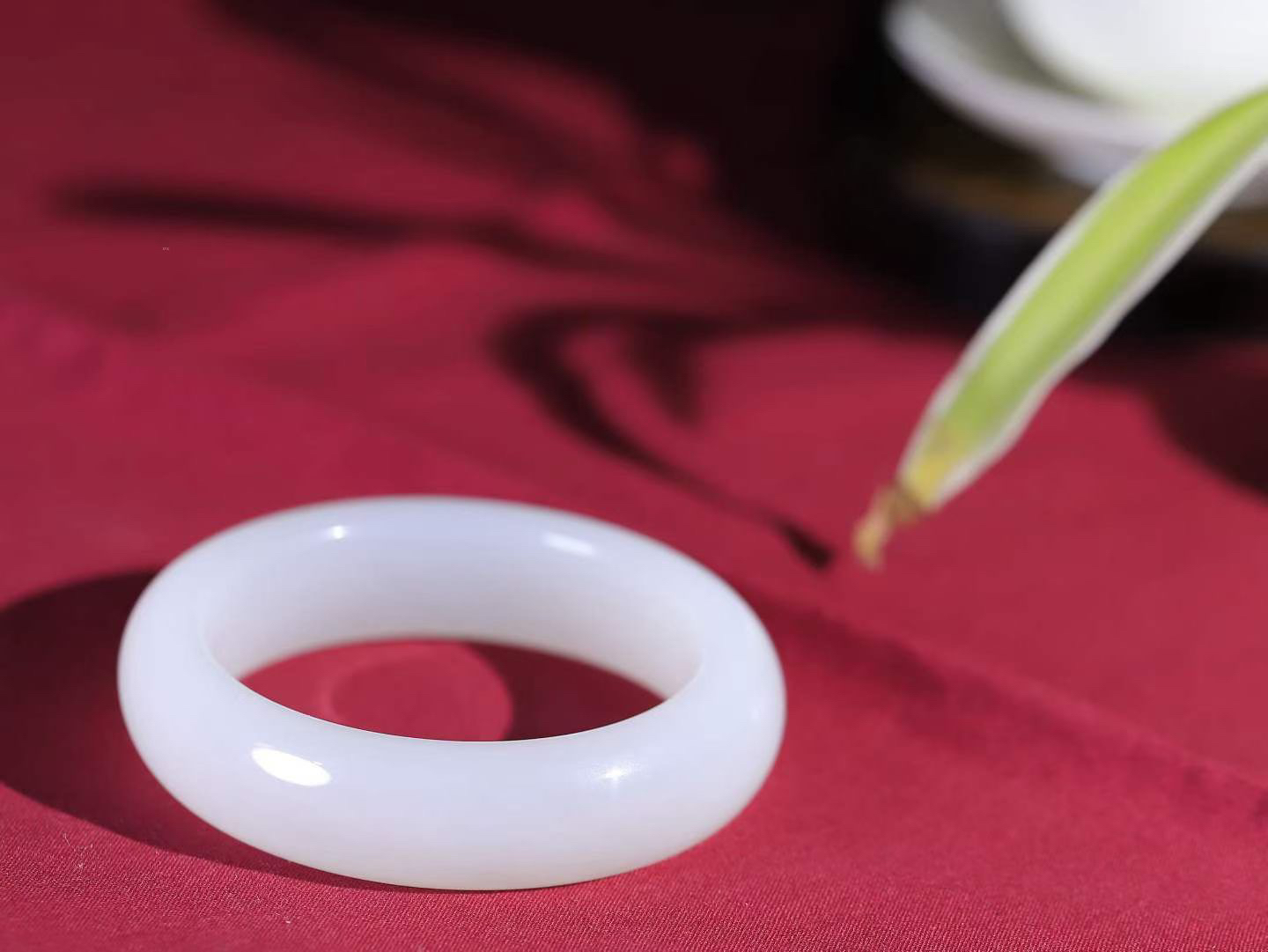 （温柔雅致.手镯）

精品️和田玉白玉手镯。镯型饱满，温润细腻，脂润沁香。️执一卷书，沏一盏