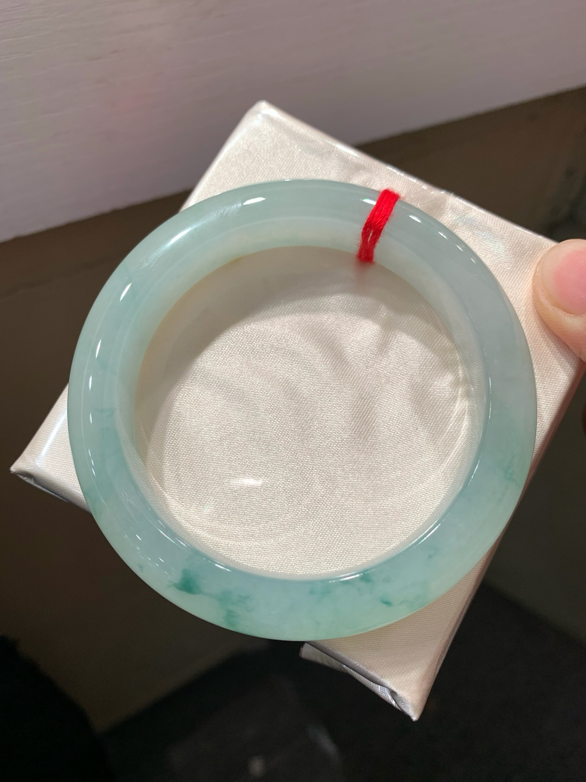 尺寸56.9/12.5/9.5，冰飘花手镯
水润细腻 清新甜美 
TG-825-1100