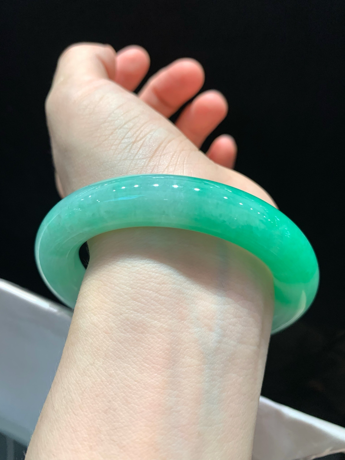 尺寸56.6/11.3，带色圆条手镯
水润细腻 清新甜美