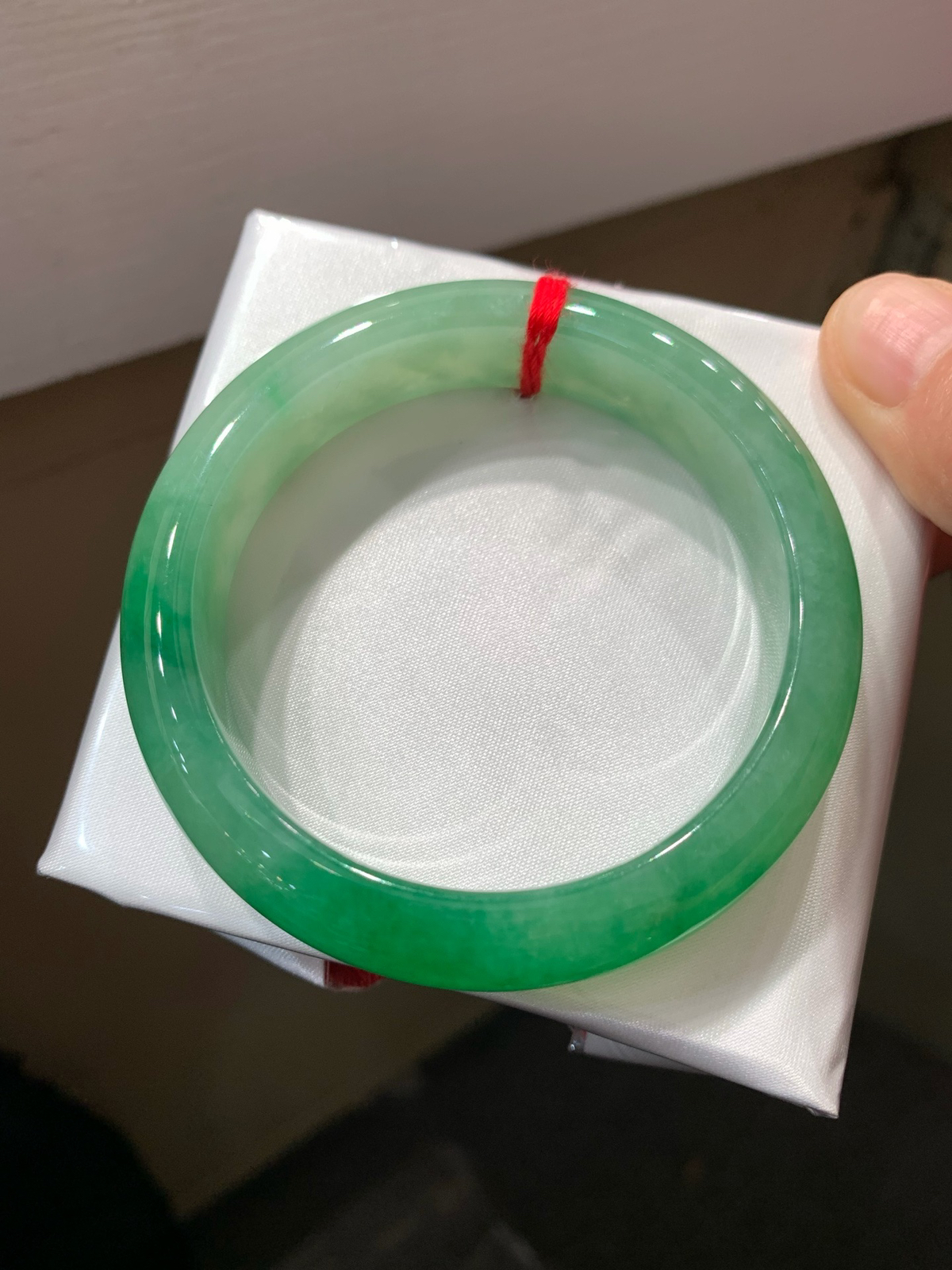 尺寸53.9/12.8/8.1，带色手镯
水润细腻 有种有色
TG-1348-2200