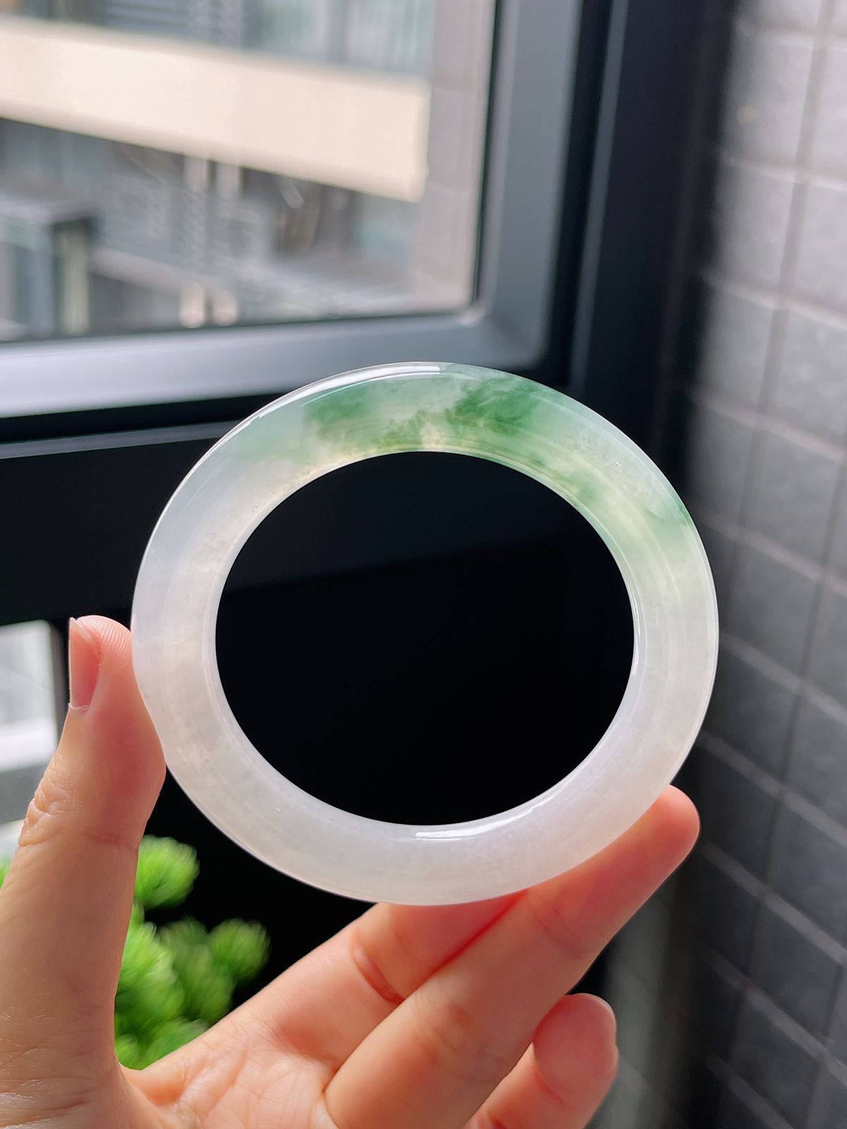 圈口52.3，冰糯飘花圆条翡翠手镯