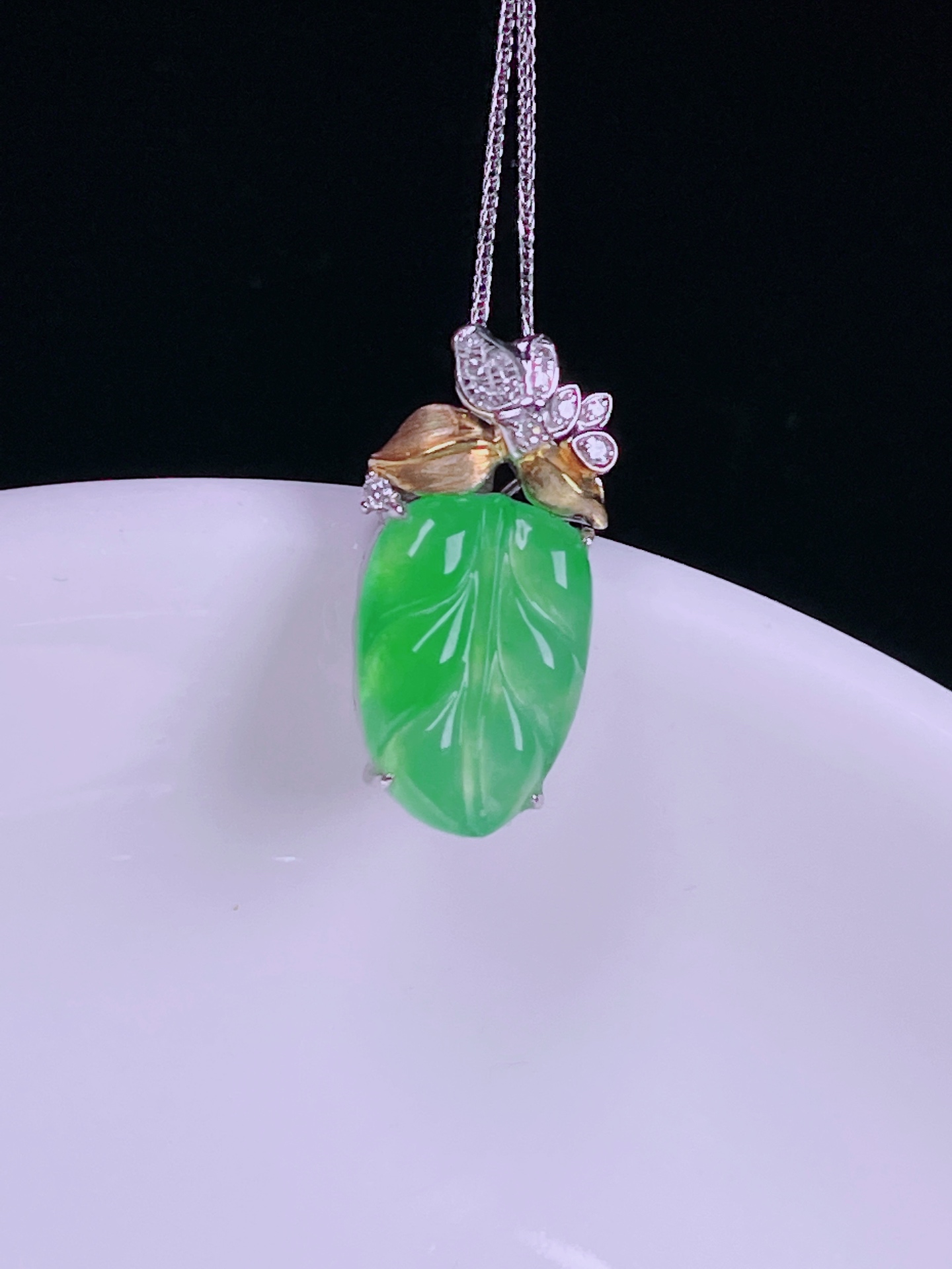 ️冰绿树叶锁骨链，老种起光，细底通透，尺寸：19/9.3/4.6mm0630