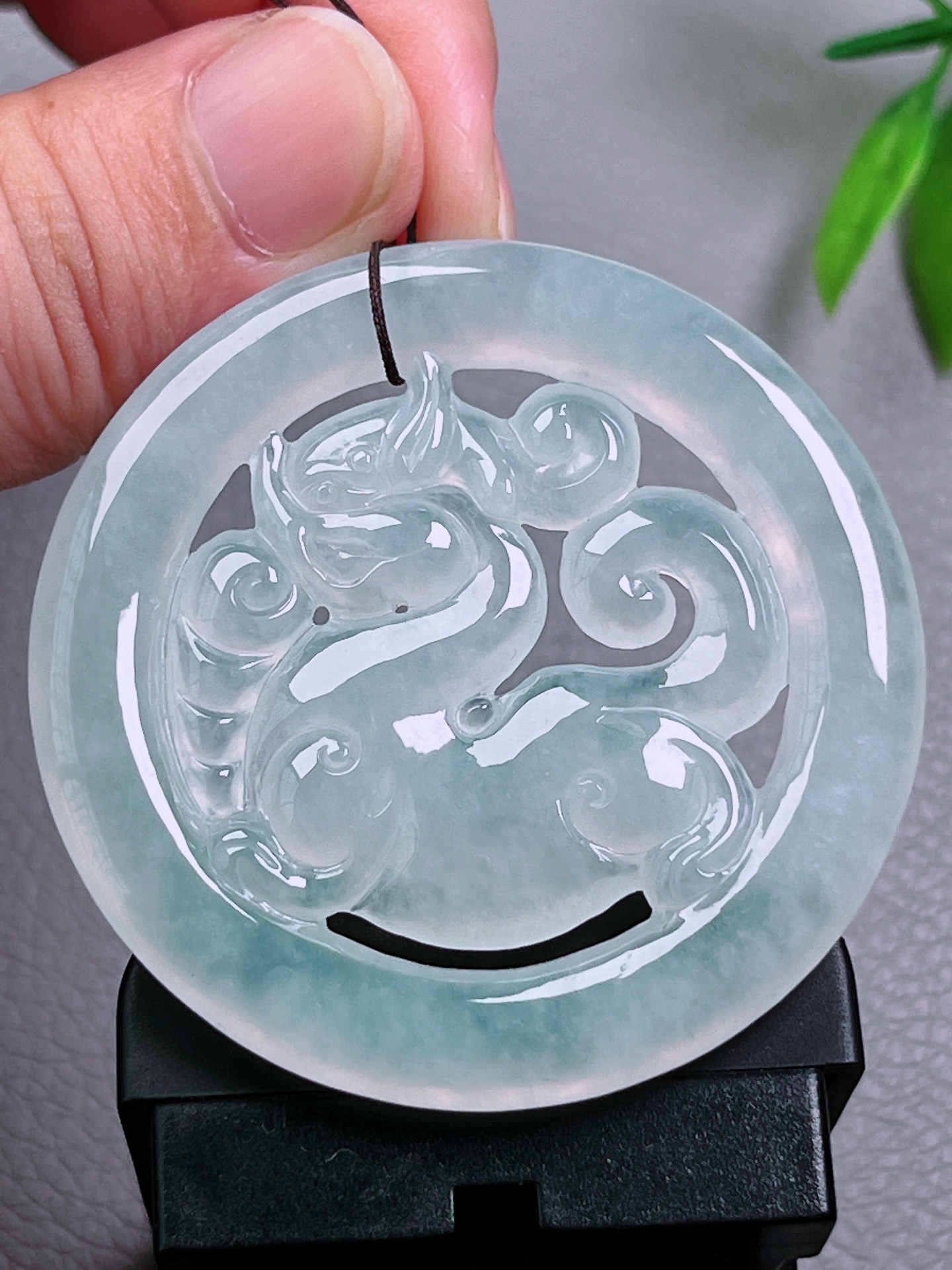冰种麒麟，无裂，水头冰，冰透水润，起荧光，尺寸：51.6-5.1