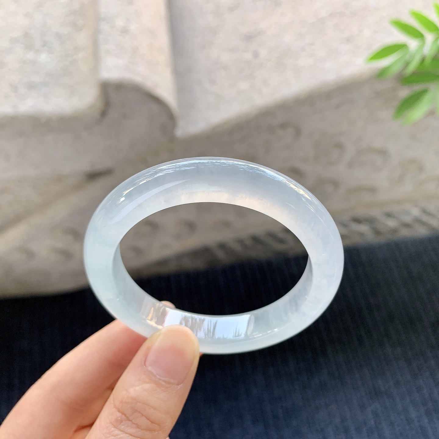 正圈49 50【圈口】50.4/10.5/8.1【编码】BA062977【描述】冰种，清透，水润，种老，细腻，内侧有纹线