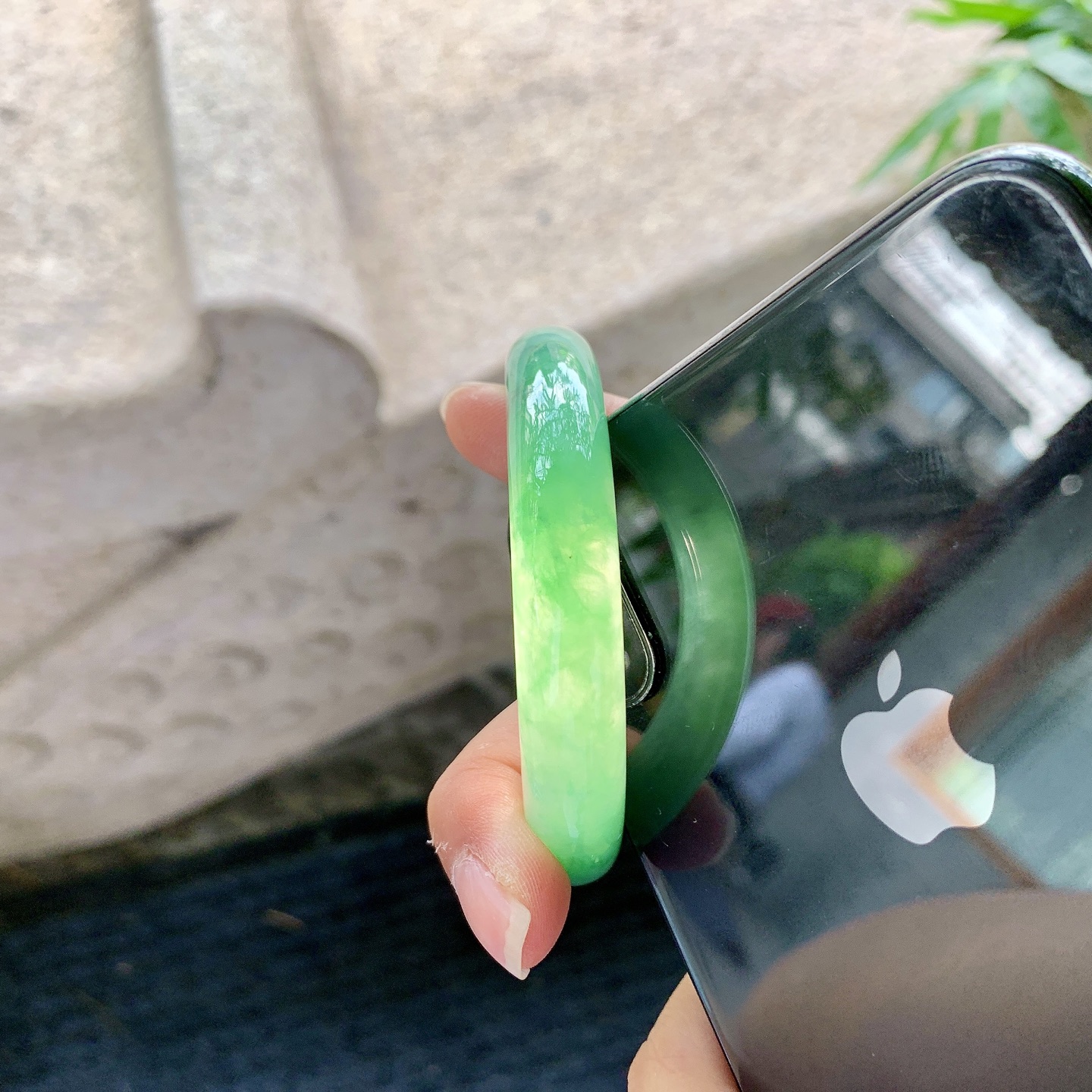 正圈53 54【圈口】54.3/11/7.6【编码】BA062827【描述】阳绿，水润，种老，细腻，内侧有絮线