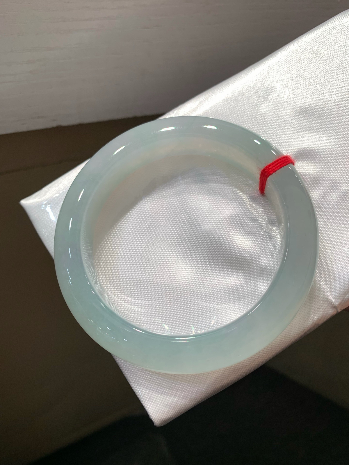 尺寸60.1/13.3/10.6，冰种手镯
水润细腻 一点棉线 
TG-411-1040