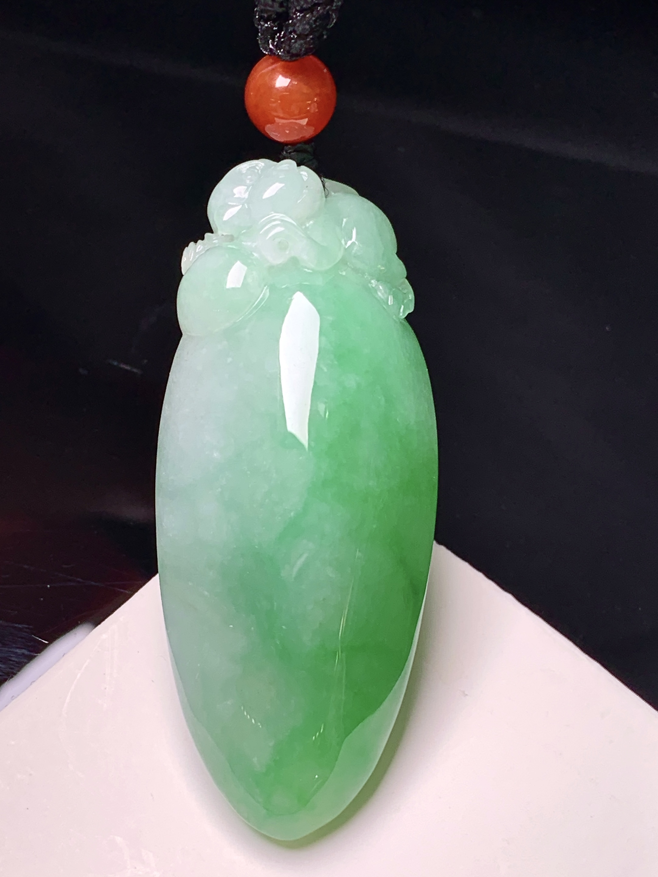 飘绿福瓜吊坠 玉质细腻 色泽艳丽清新 整体尺寸46.5*19*13 c1