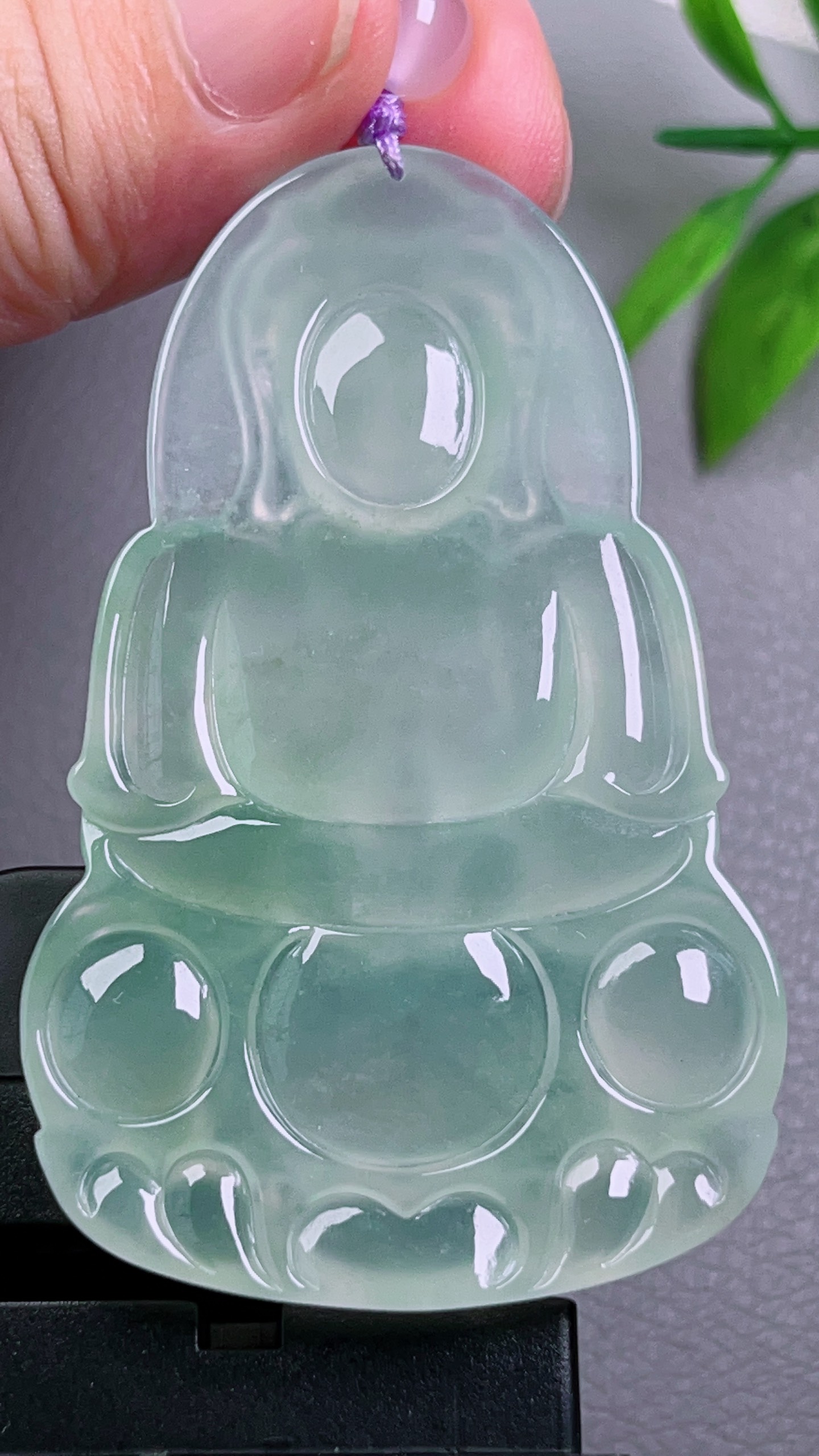高冰种晴水超大观音，无裂，底色清爽，种水十足，起荧光，尺寸：68-42.8-6
