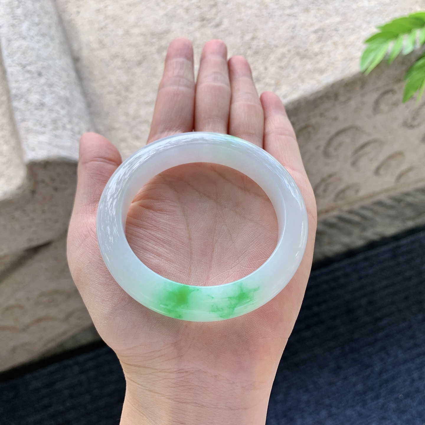正圈52 53【圈口】53/11.2/9【编码】BA061670【描述】细糯飘阳绿，水润，种老，细腻
