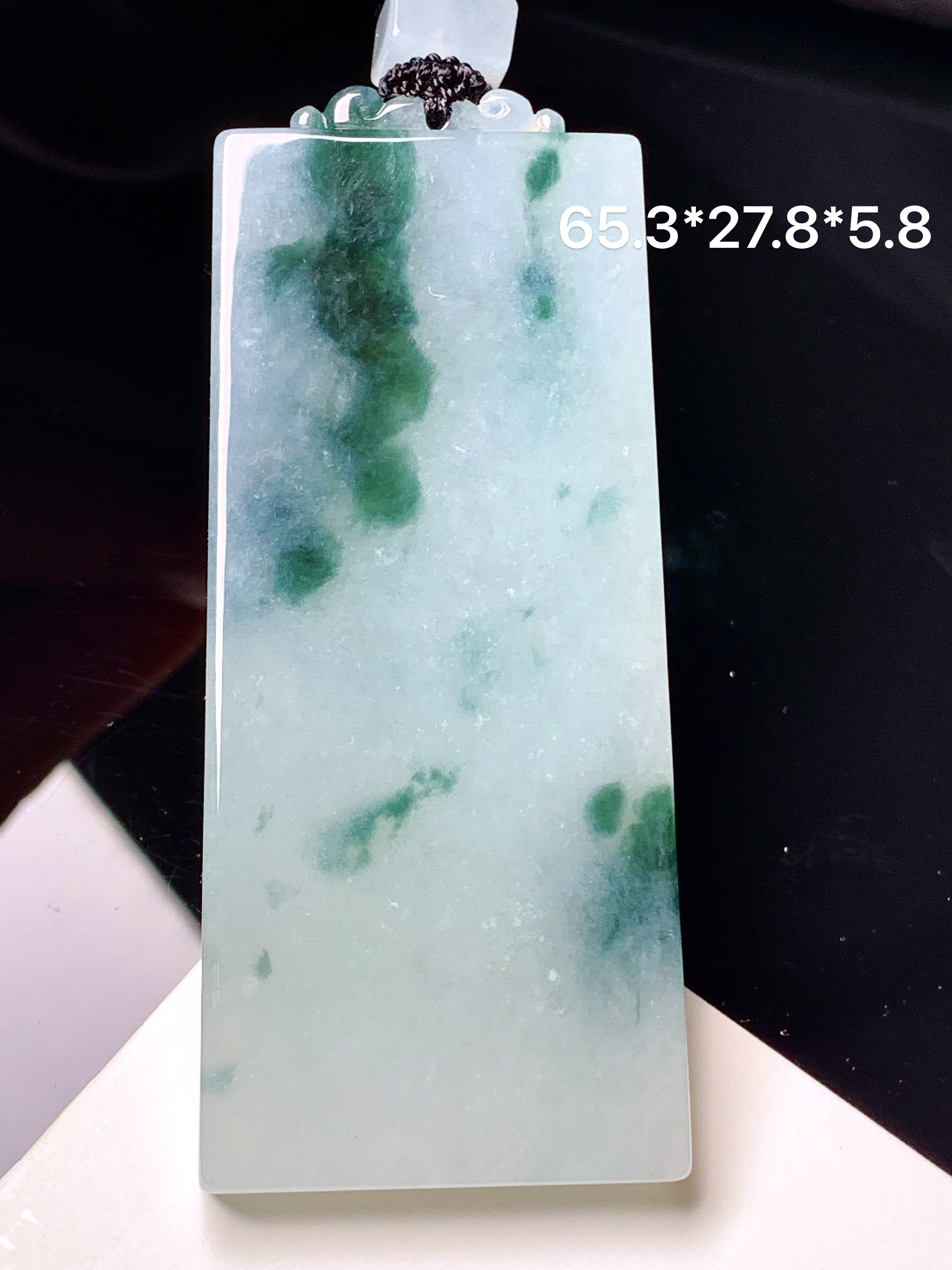 飘花无事牌吊坠 玉质细腻 色泽艳丽清新 整体尺寸65.3*27.8*5.8 L1