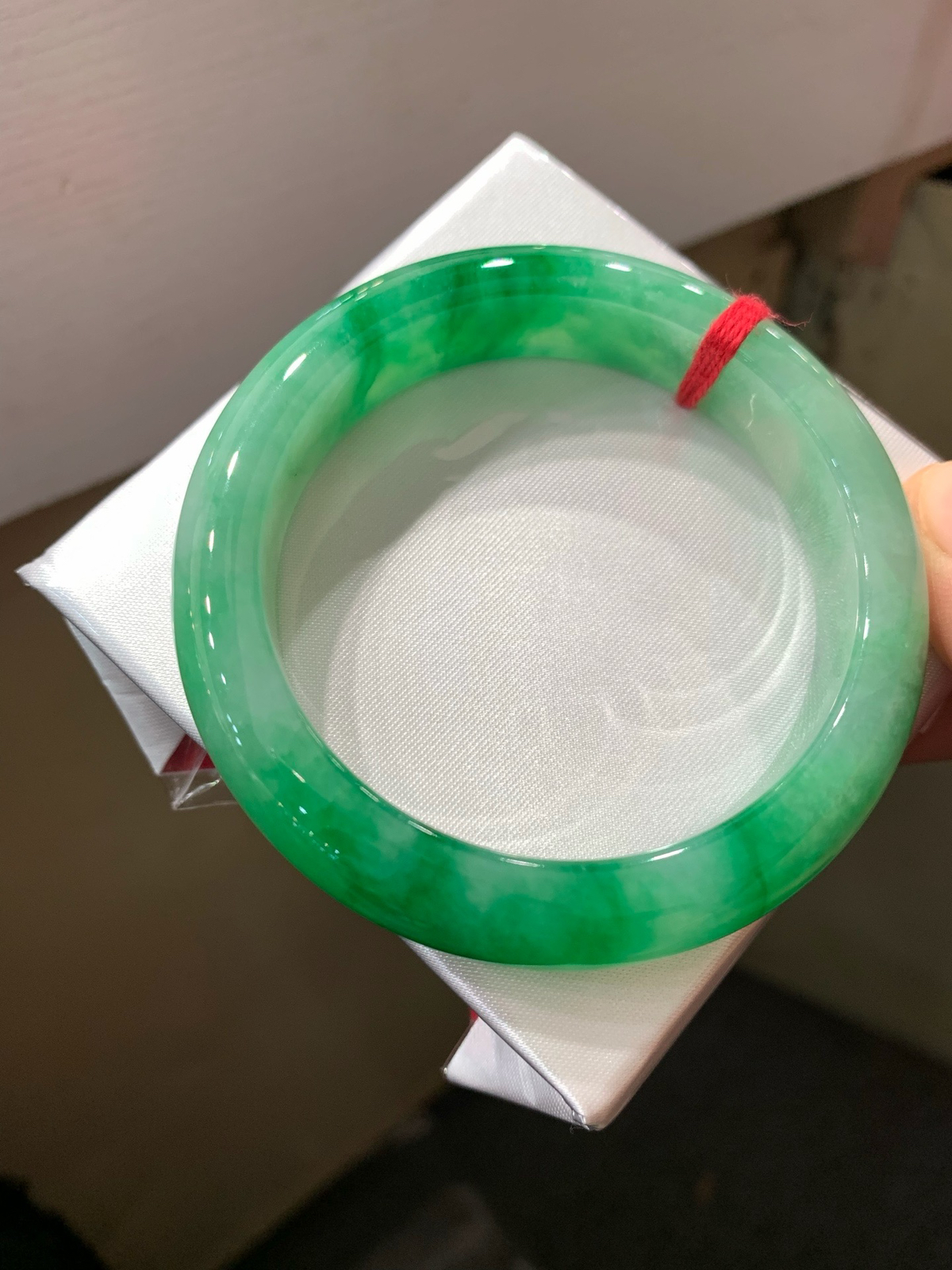 尺寸55.9/12.5/8.8，辣绿手镯
颜色漂亮 有种有色