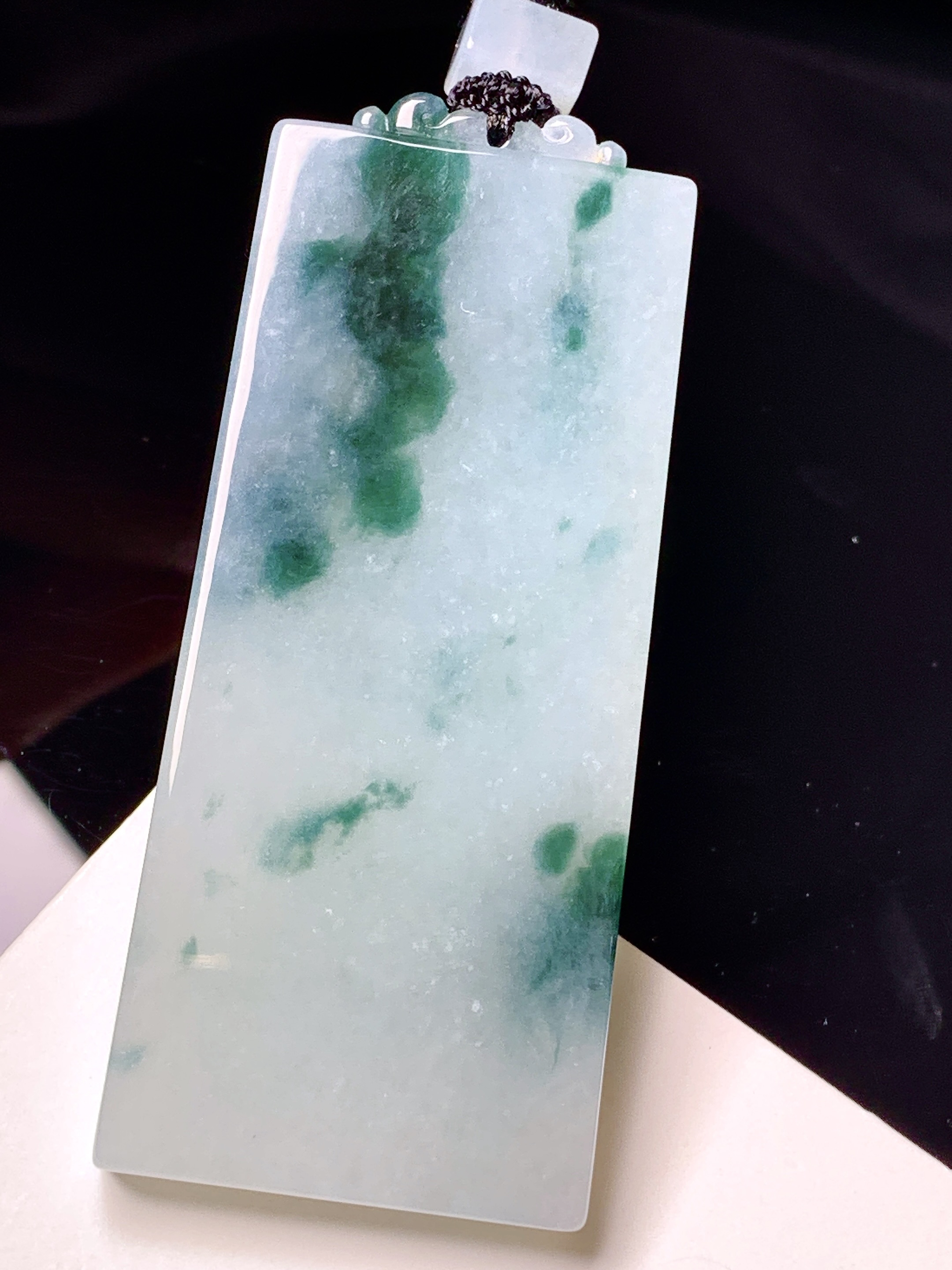 飘花无事牌吊坠 玉质细腻 色泽艳丽清新 整体尺寸65.3*27.8*5.8 L1
