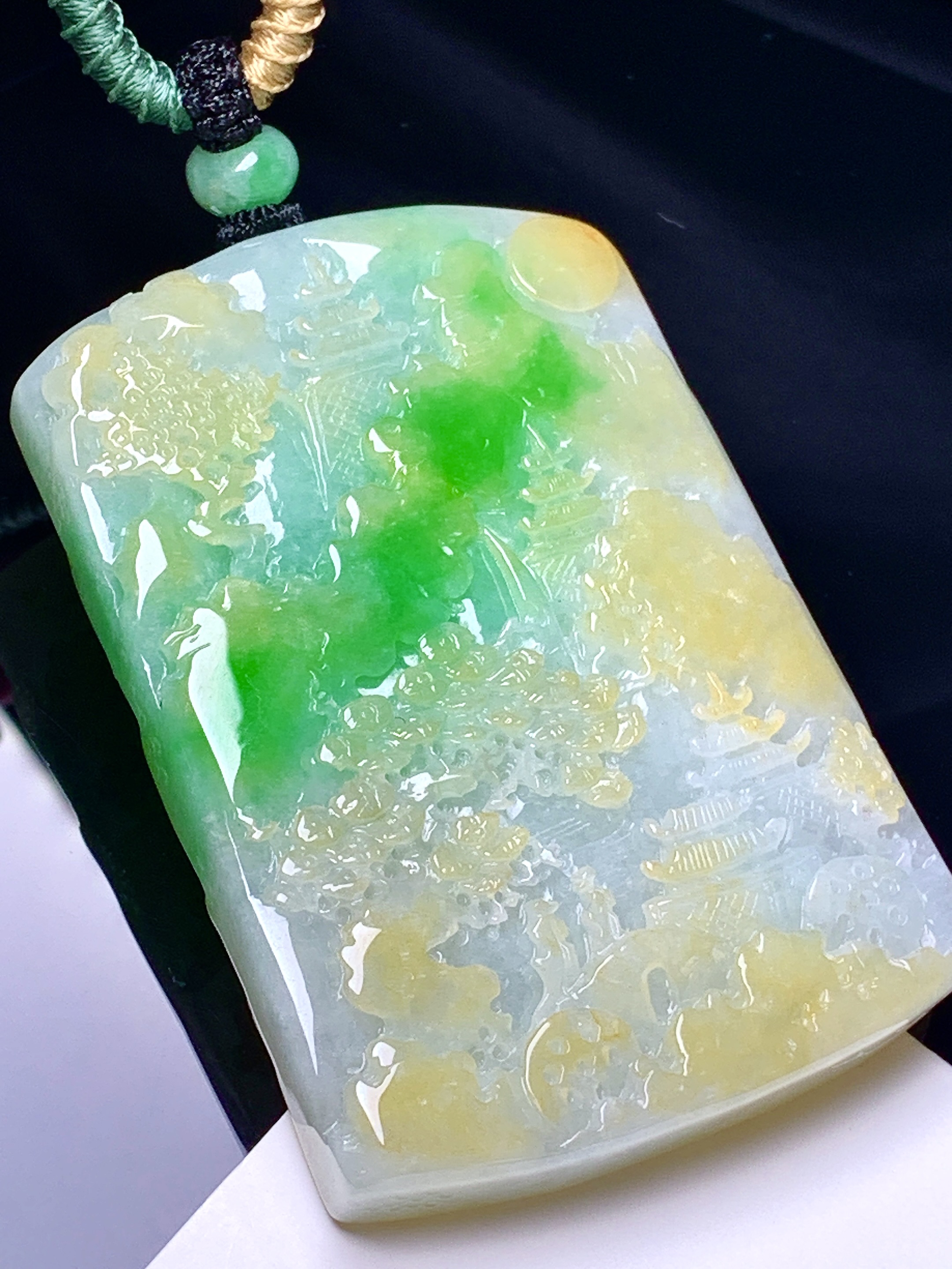 飘黄绿翡山水牌子吊坠 玉质细腻 色泽艳丽清新 整体尺寸64.8*44.5*9.2 w1