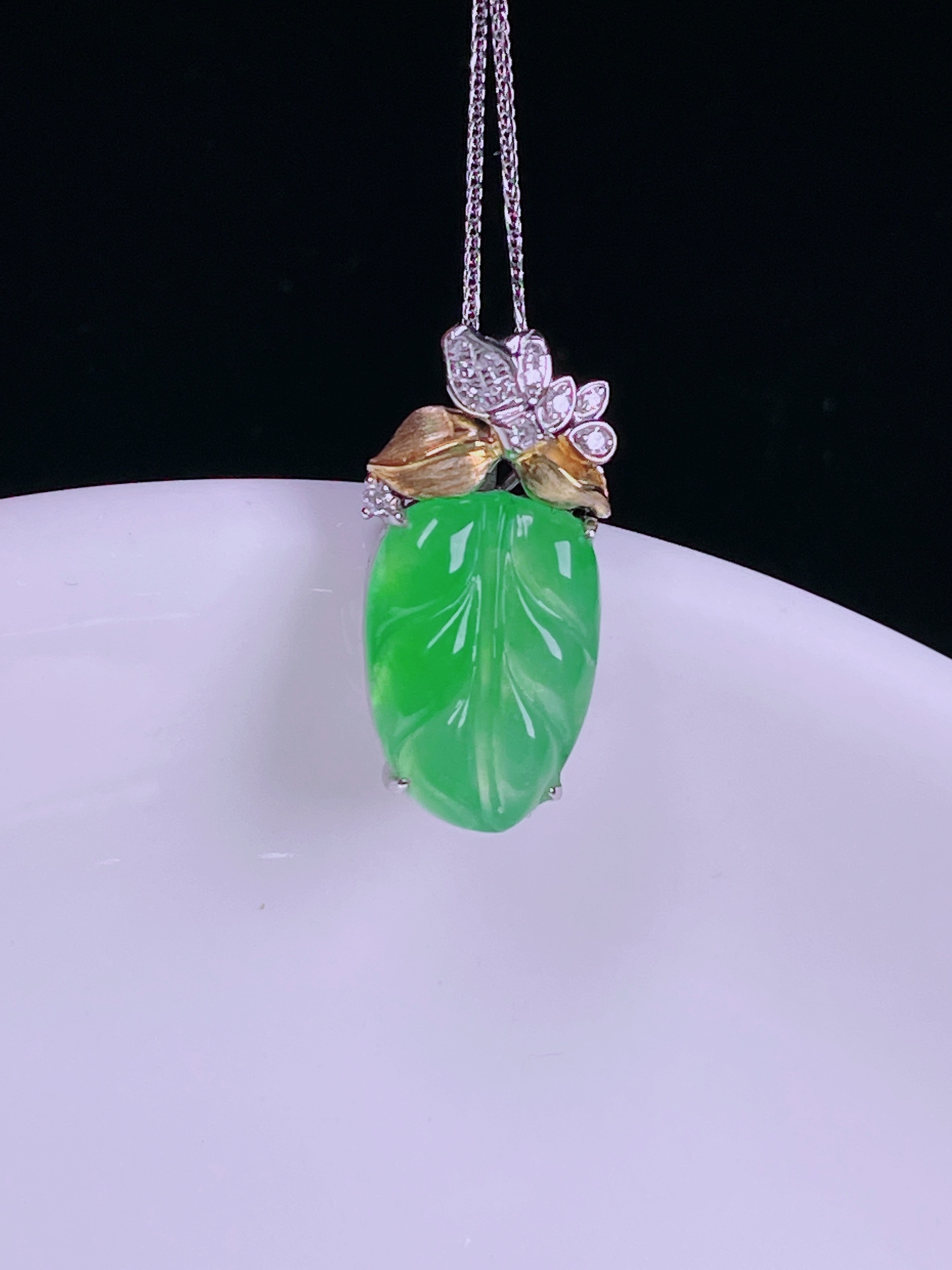 ️冰绿树叶锁骨链，老种起光，细底通透，尺寸：19/9.3/4.6mm0630