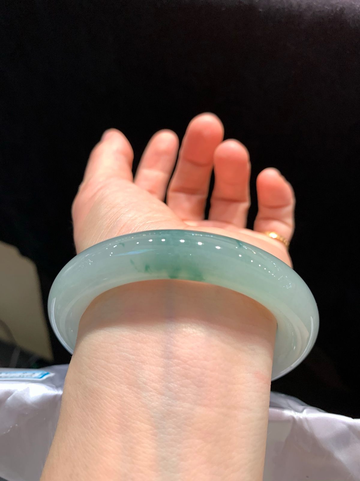 尺寸56.1/11.6，飘花圆条手镯
水润细腻 种老
TG-720-920