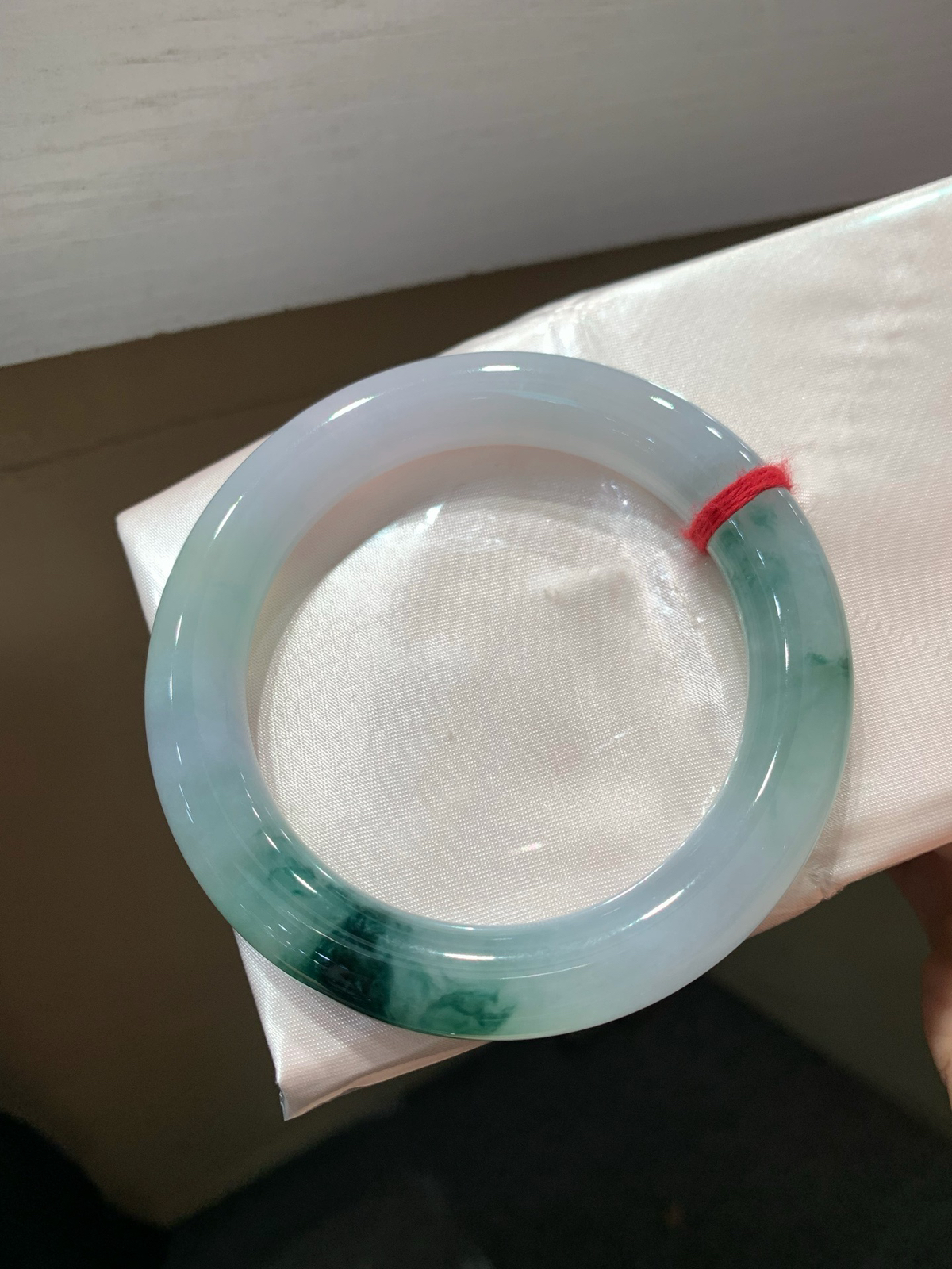尺寸57.1/10.7  飘花圆条手镯
水润细腻 种老 瑞丽现货
TG-991-680