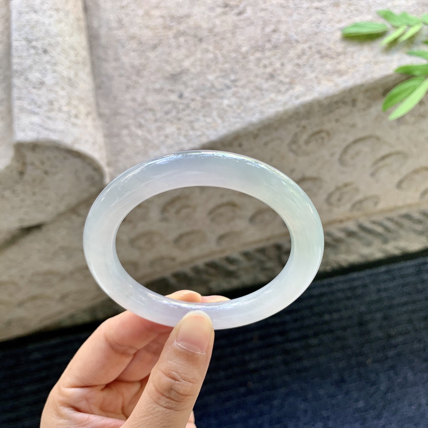 圆条55 56【圈口】56/9.6/9.6【编码】A2070103【描述】糯冰粉紫底，水润，种老，细腻，有棉纹线