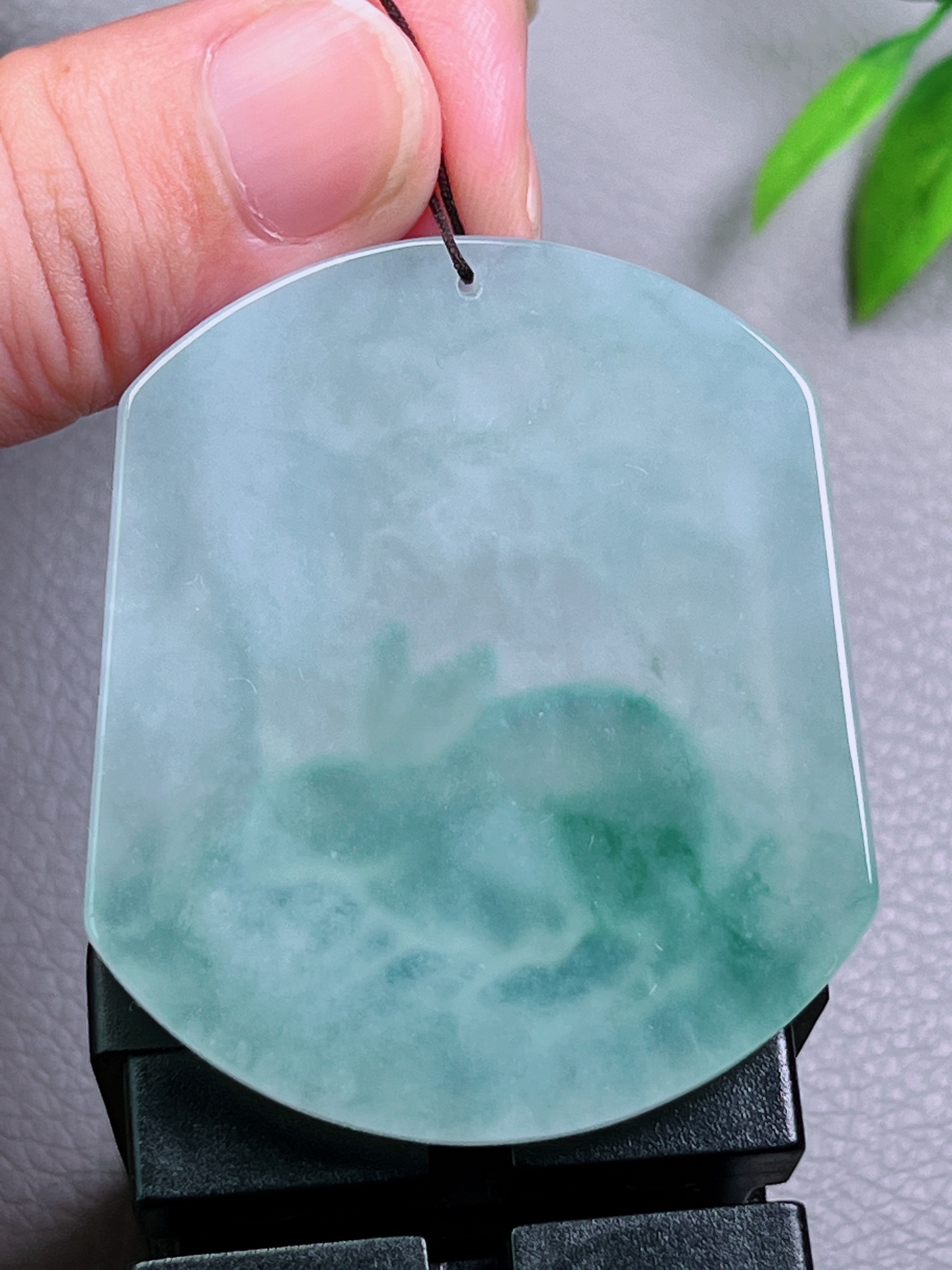 高冰种兔牌，精致，冰透水润，起荧光，尺寸：52.6-44.6-5.8