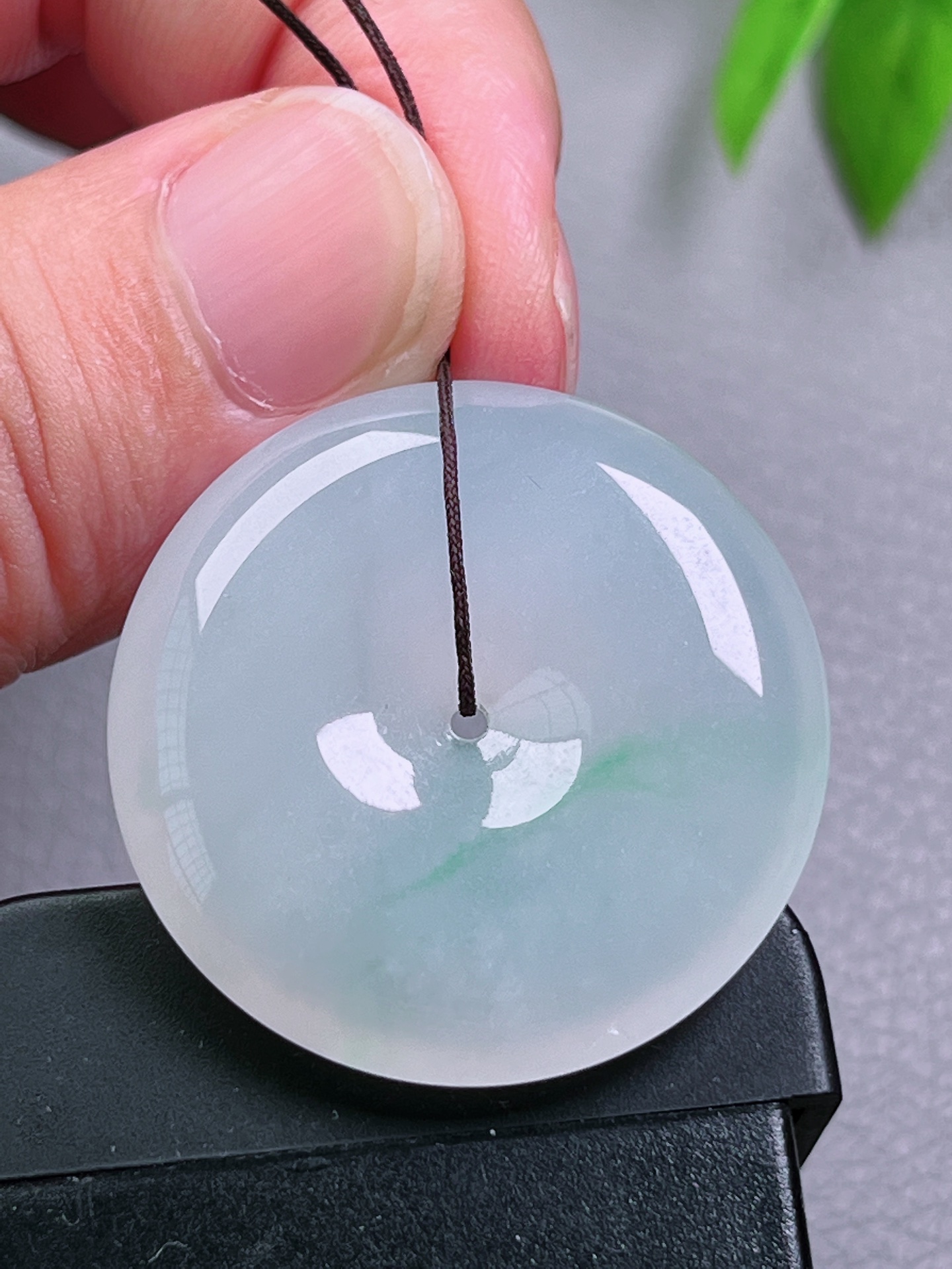 高冰带绿平安扣，无裂，油洁，冰透水润，起荧光，尺寸：31.7-6.6