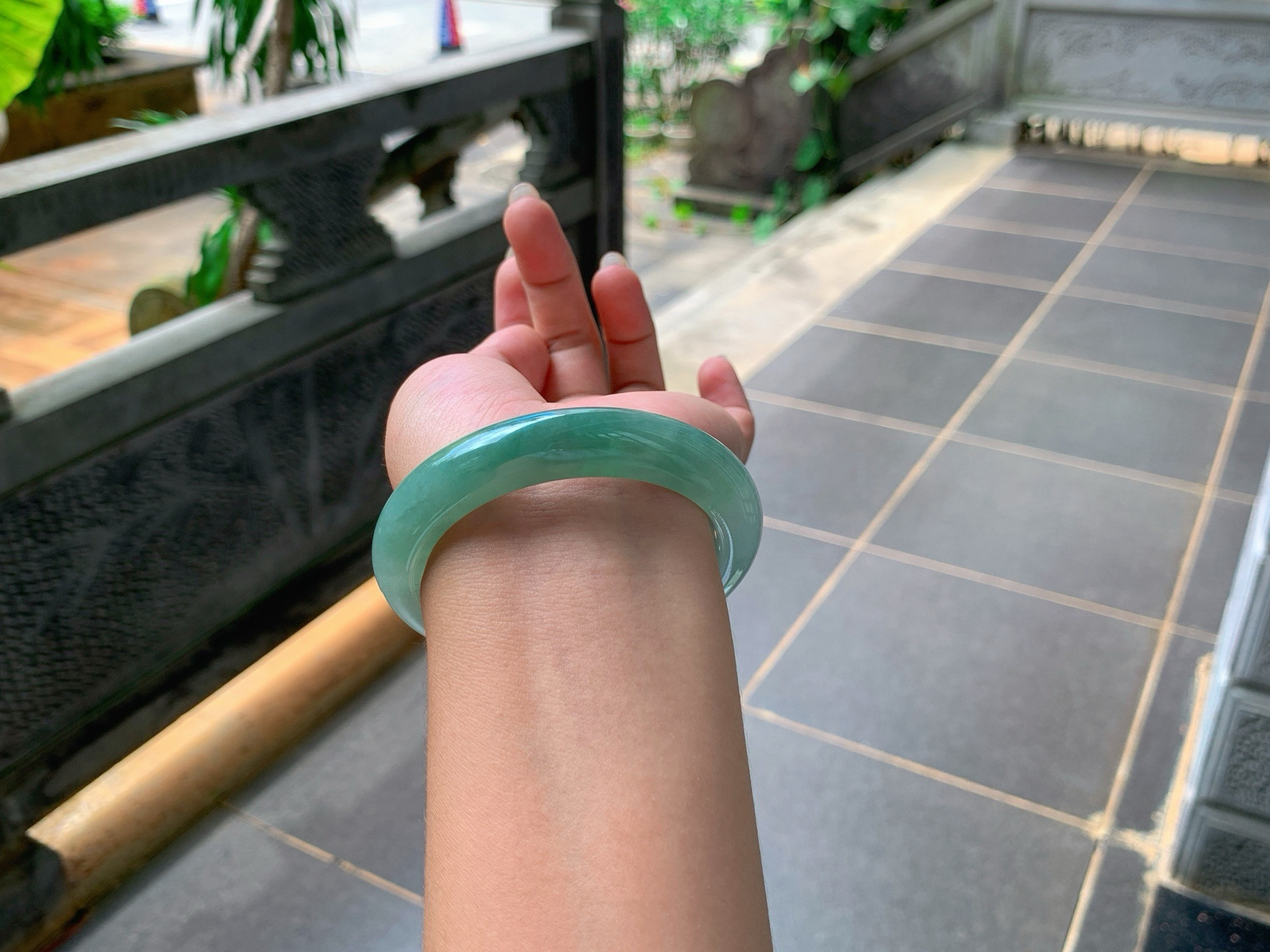 ｜54圈口
油青底，半山水手镯，种老胶润，底妆特别的细腻，山水相间明显，
编号【06-30-01】