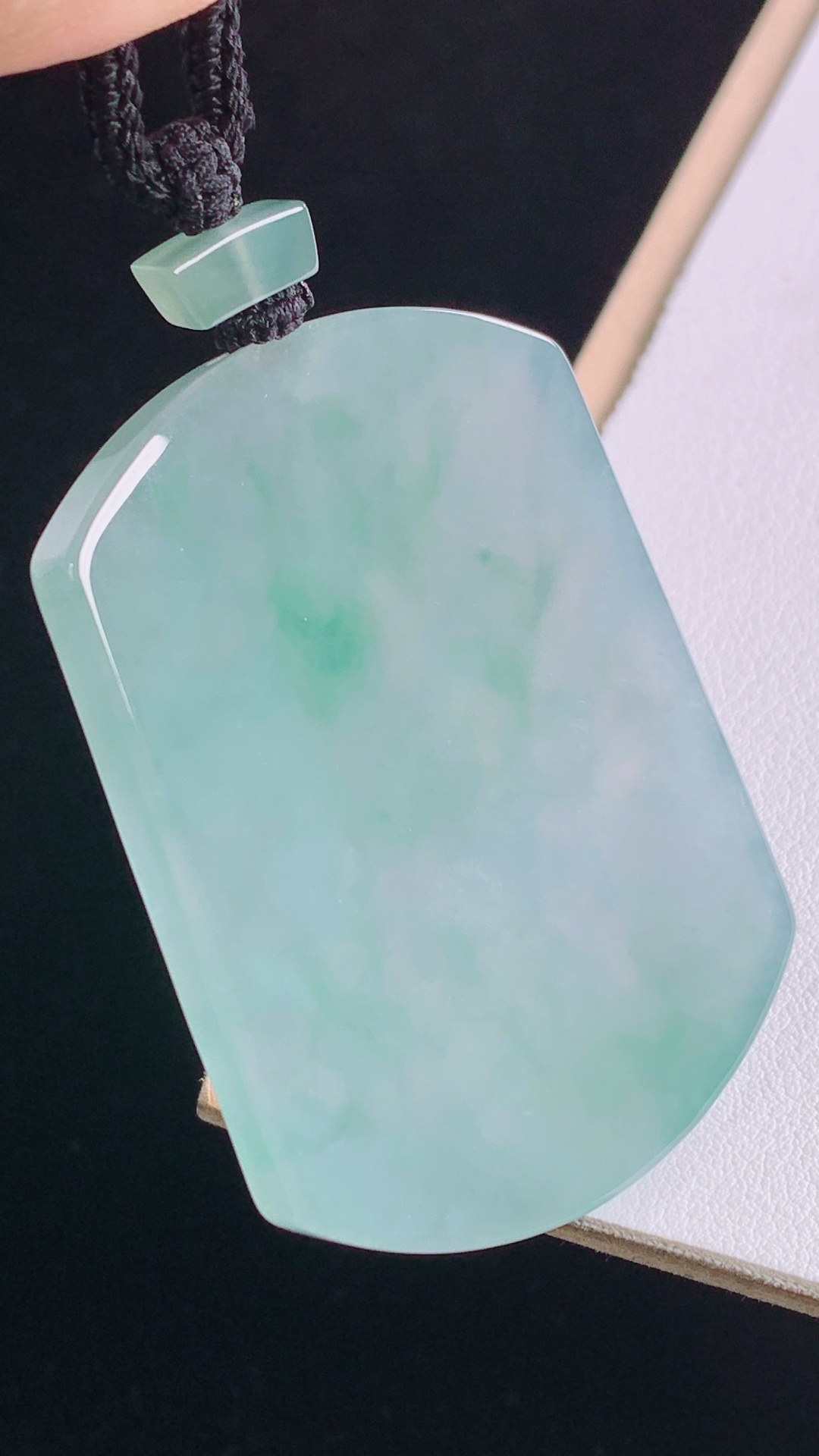 ️冰飘花无事牌 花色灵动，水润细腻，无裂 尺寸:55.1-40.5-6.0mm 28