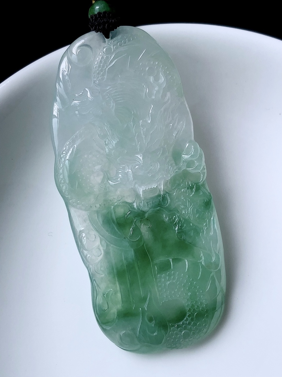 ️️ 冰飘绿龙牌挂件底子细腻水润，品相喜悦，佩戴优雅灵气，60.2-27.8-5.4