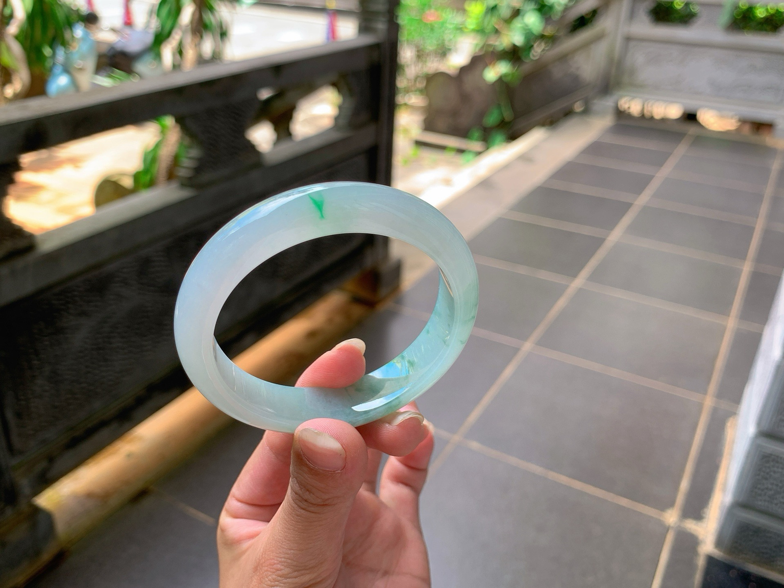 ｜55圈口
冰飘花翡翠手镯，绿花灵动飘逸，附带一抹金丝绿，更显娇俏动人，底妆冰冰透透胶胶的，
编号【06-30-08】