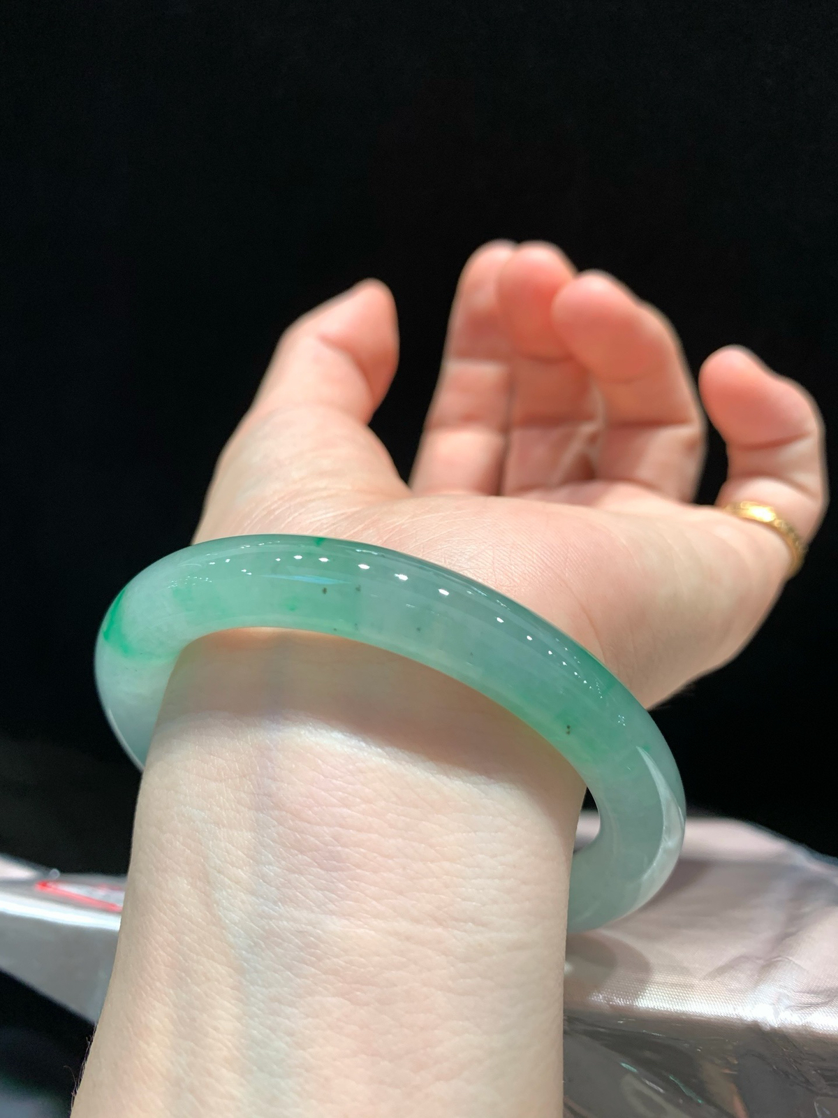 尺寸56.1/9.6/9.7，冰种飘色圆条手镯
种好水足
TG-1434-1000