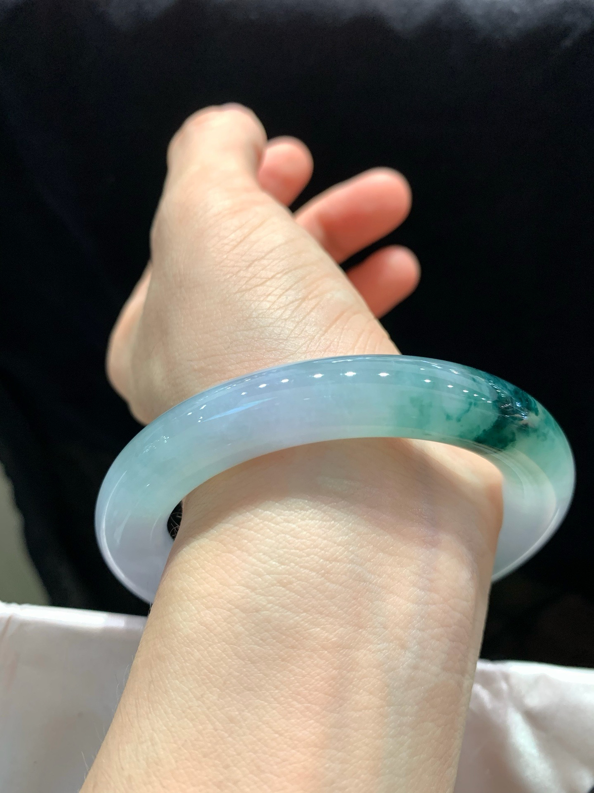 尺寸57.1/10.7  飘花圆条手镯
水润细腻 种老 瑞丽现货
TG-991-680