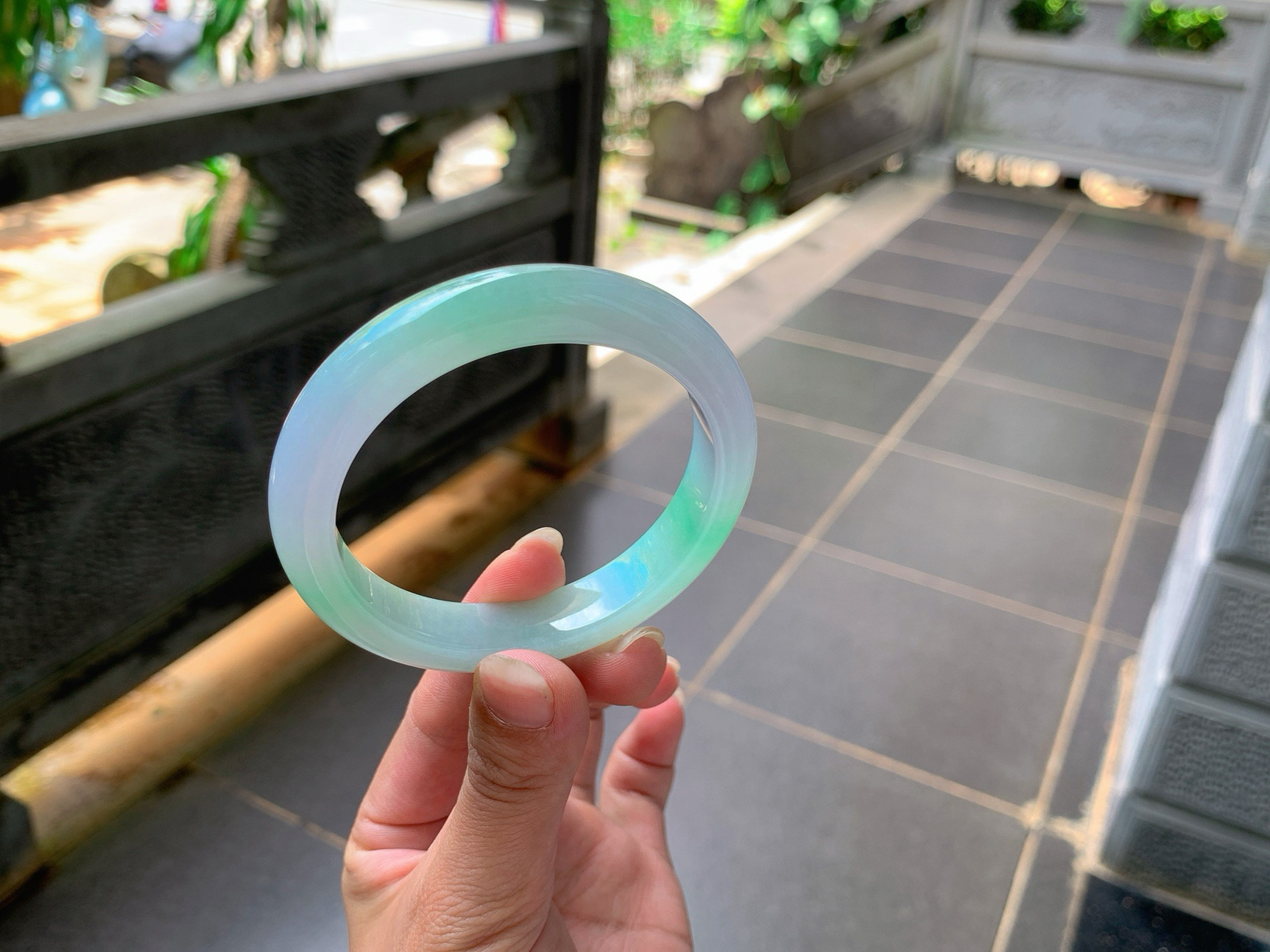 ｜55圈口
冰春彩，底子冰润细腻，胶感满满的，像果冻一样，背面如色泽沉淀后的暗雅调，
编号【06-30-07】