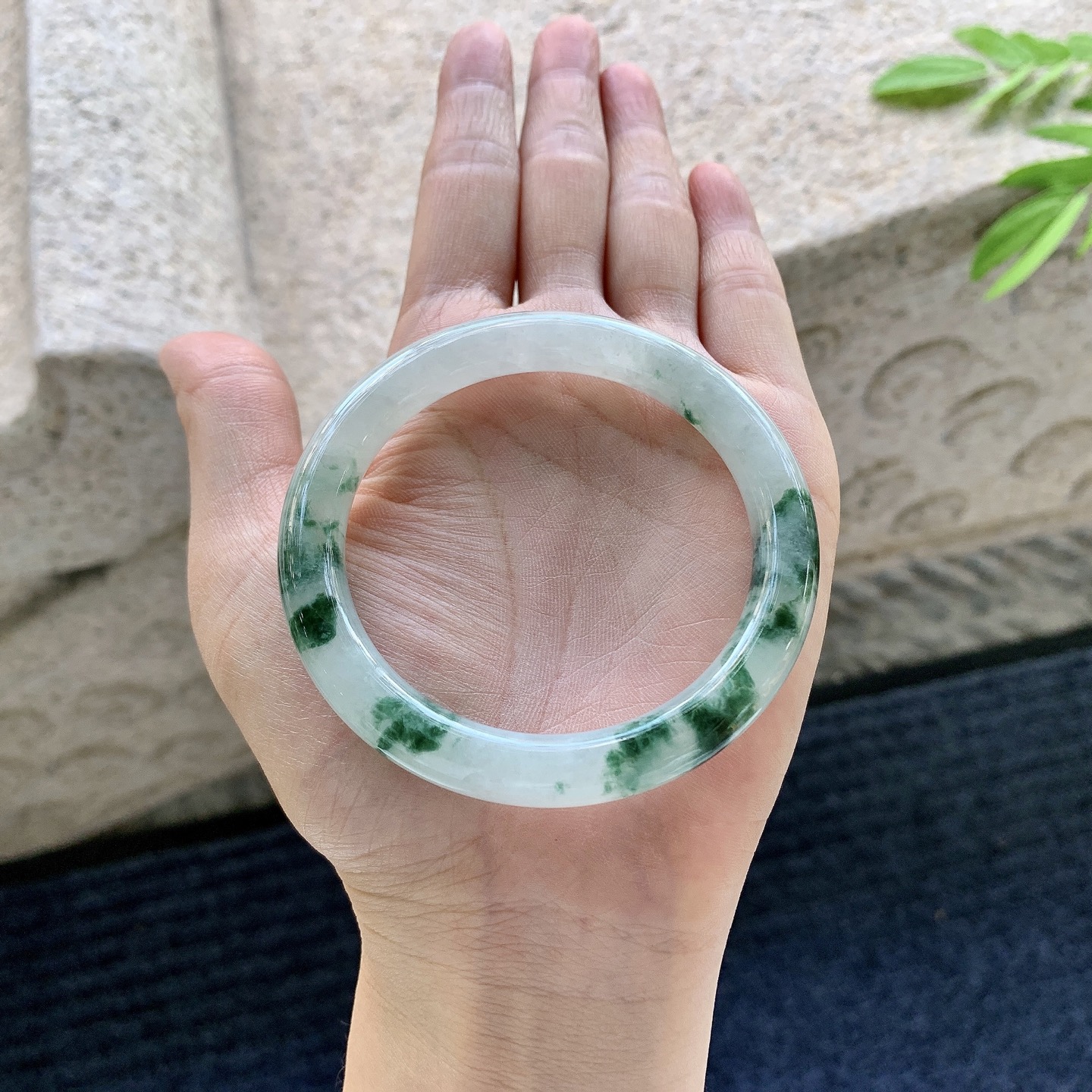 圆条53 54【圈口】54/8.2/8.4【编码】A1070126【描述】细糯飘花，水润，种老，细腻