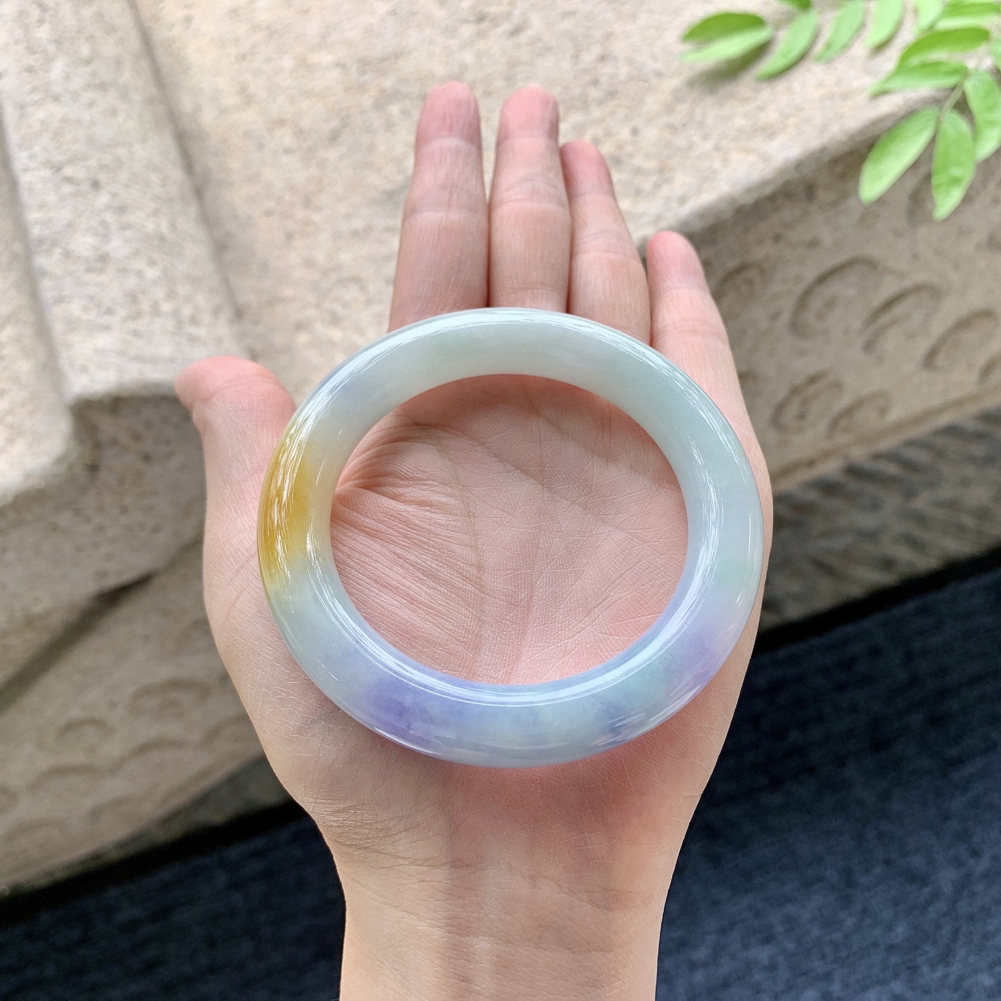 圆条53 54【圈口】54/10.3/10.8【编码】GL070152【描述】细糯三彩，水润，种老，细腻，打灯有絮线