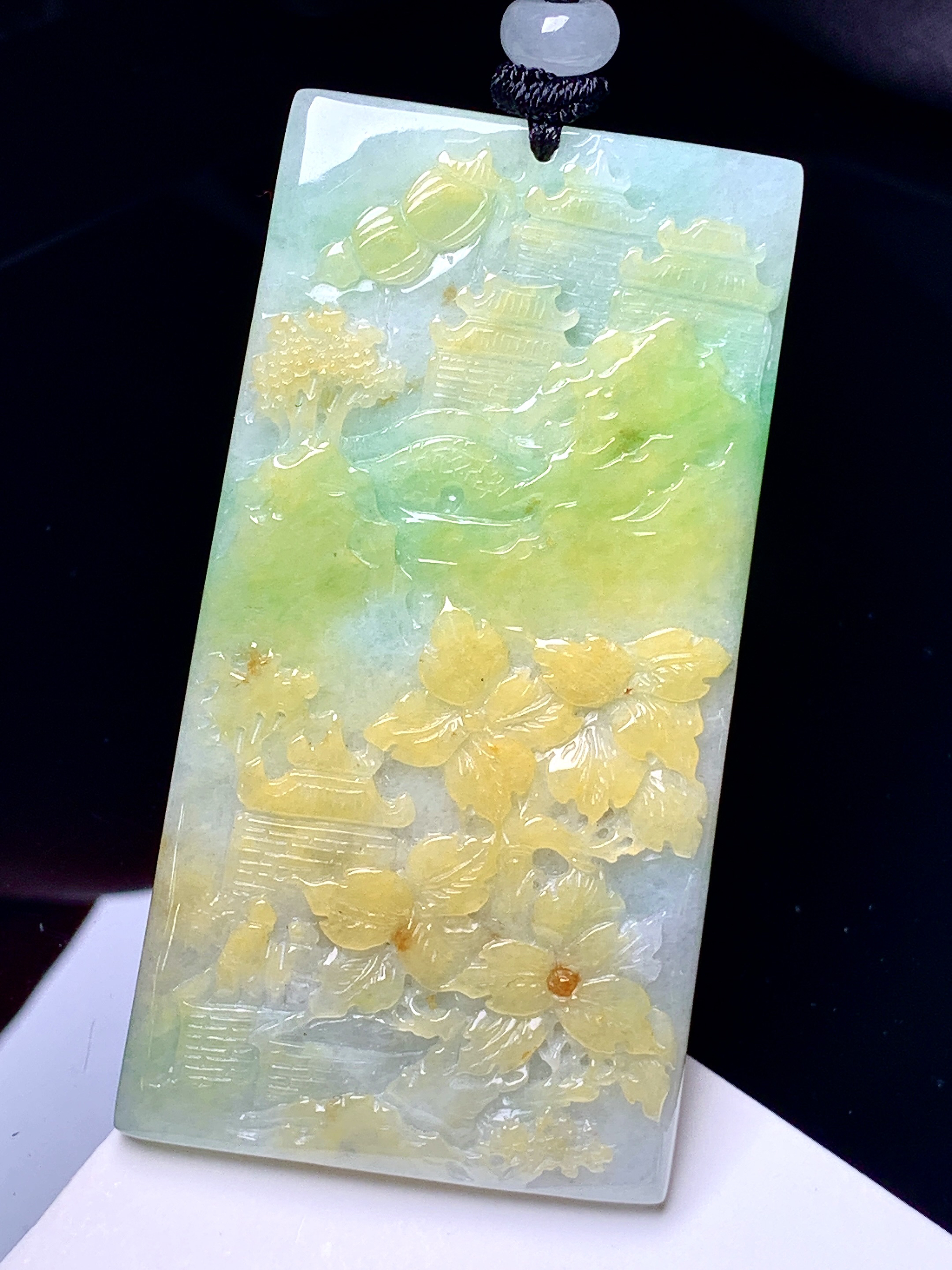 黄翡山水牌子吊坠 玉质细腻 色泽艳丽清新 整体尺寸63.5*33.8*6 L1