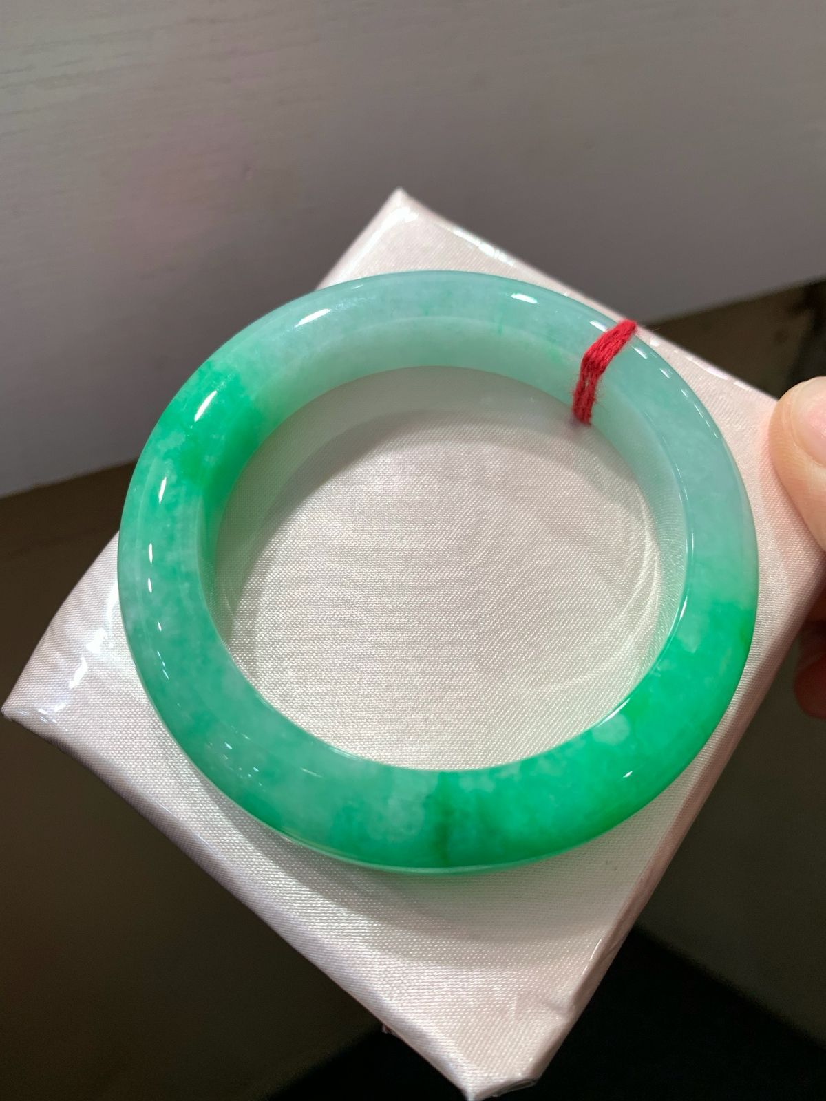 尺寸55.3/12.3/9.9，阳绿手镯
水润细腻 上手好看