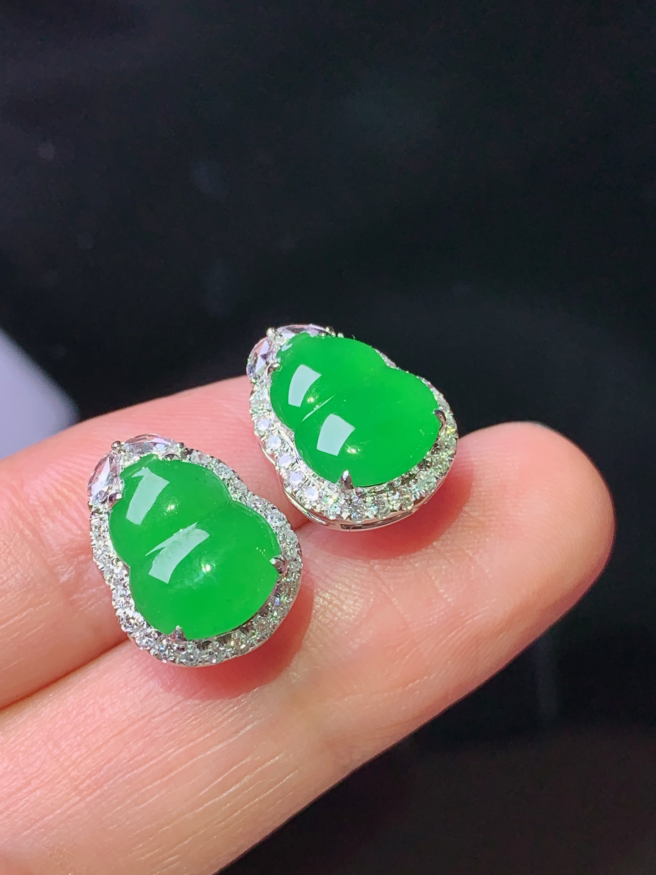 18k金钻镶嵌冰阳绿葫芦耳钉 玉质细腻 色泽艳丽清新 整体尺寸14.2*11.2*5.5 h1