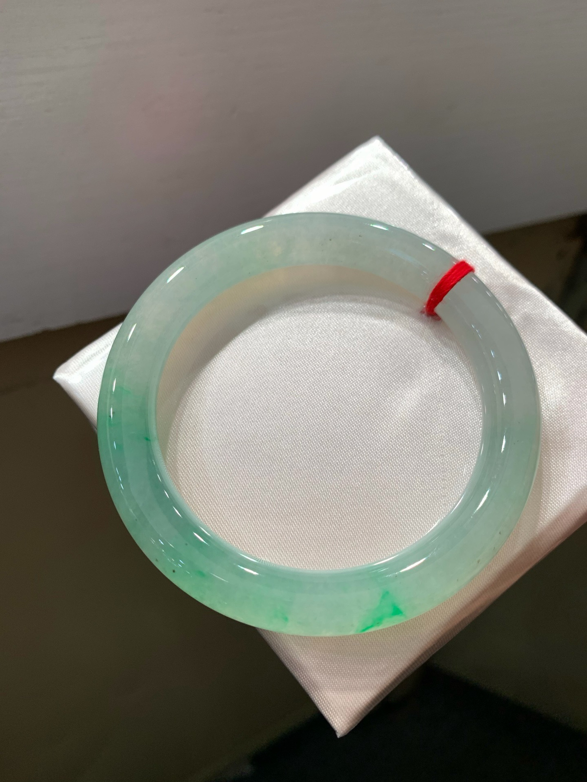 尺寸56.1/9.6/9.7，冰种飘色圆条手镯
种好水足
TG-1434-1000