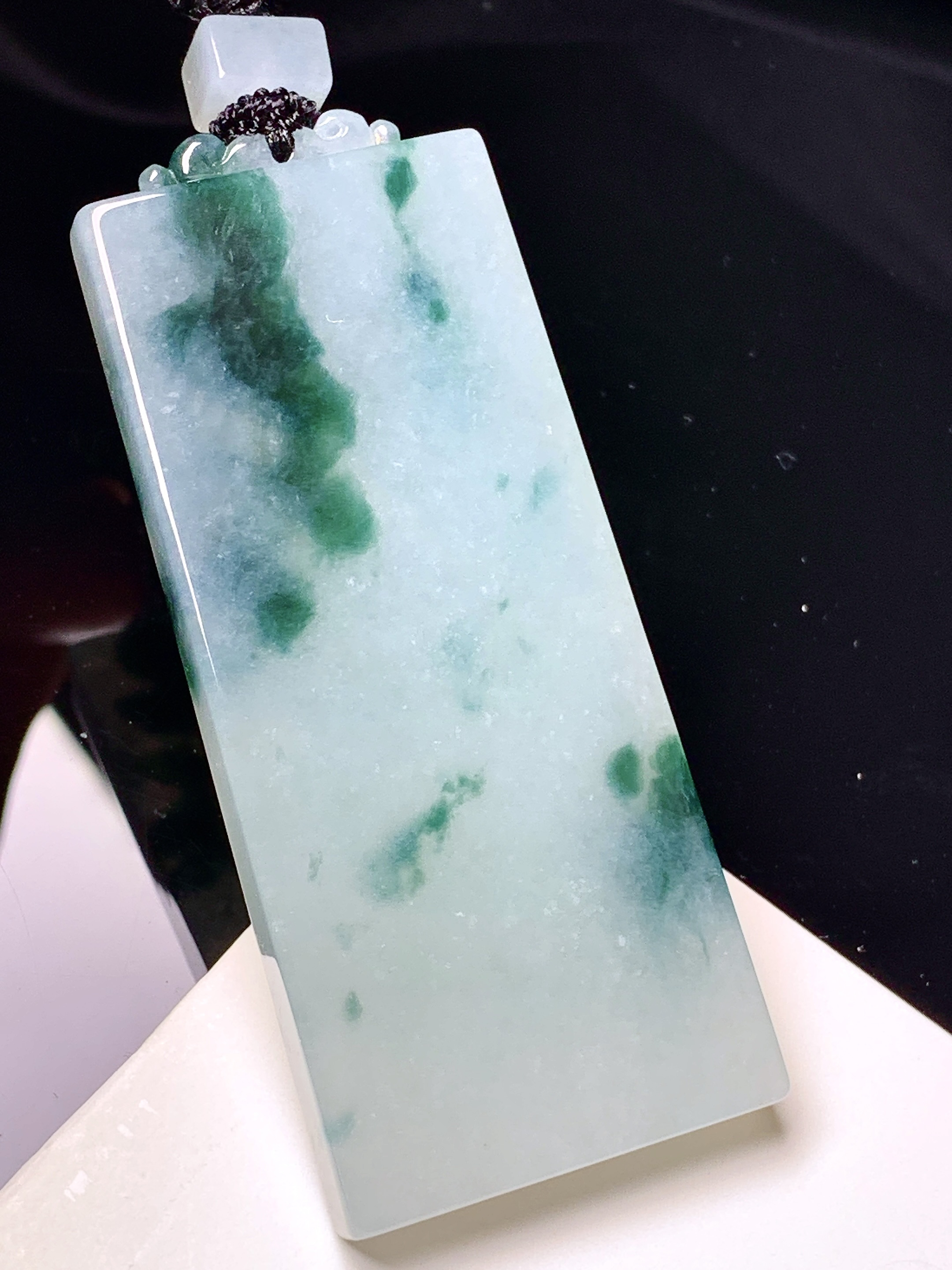 飘花无事牌吊坠 玉质细腻 色泽艳丽清新 整体尺寸65.3*27.8*5.8 L1