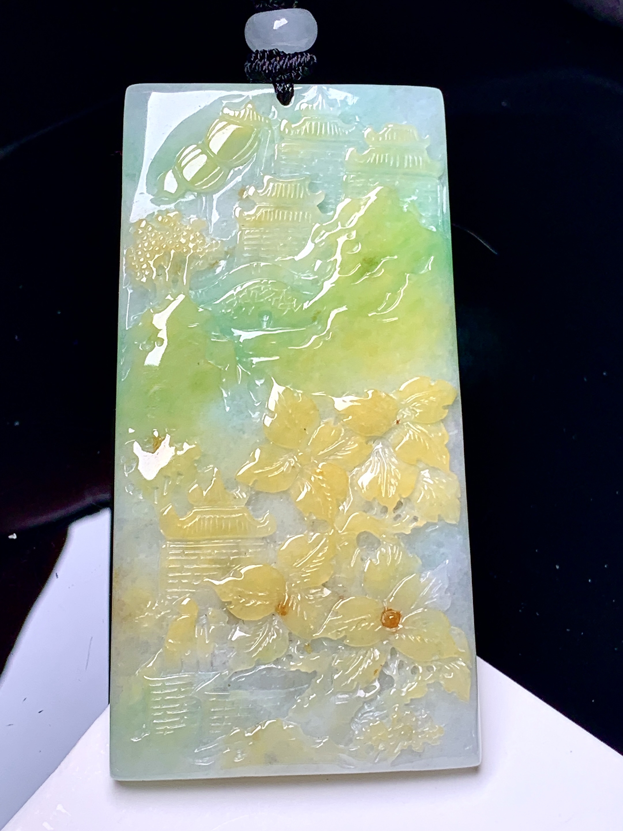 黄翡山水牌子吊坠 玉质细腻 色泽艳丽清新 整体尺寸63.5*33.8*6 L1