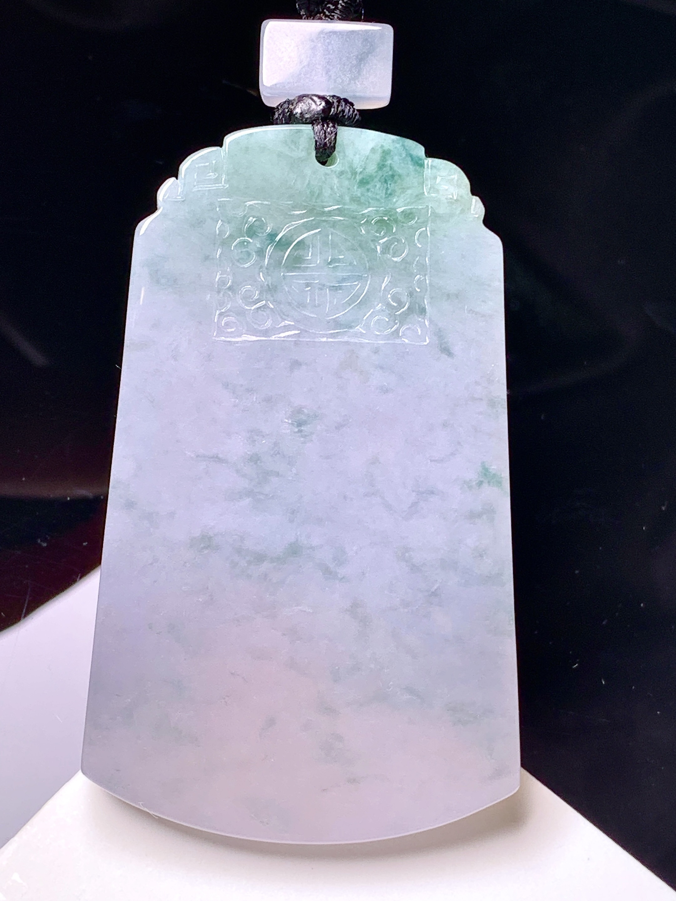 飘绿无事牌吊坠 玉质细腻 色泽艳丽清新 整体尺寸58*35.6*5.3 L1