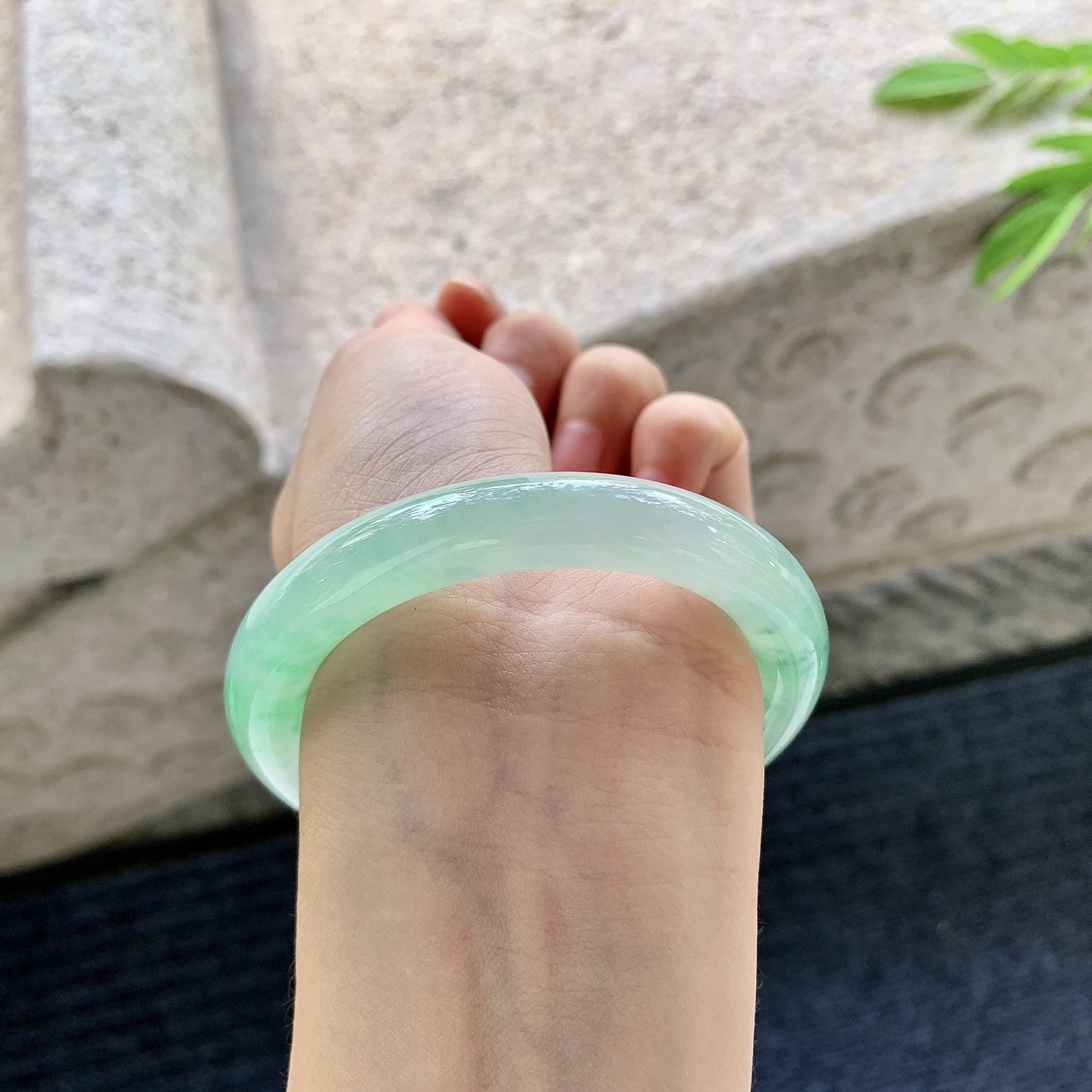 圆条51 52，圈口52.8/10/9.5，编码A2070108，描述糯冰飘绿花，水润，种老，细腻，打灯有纹线