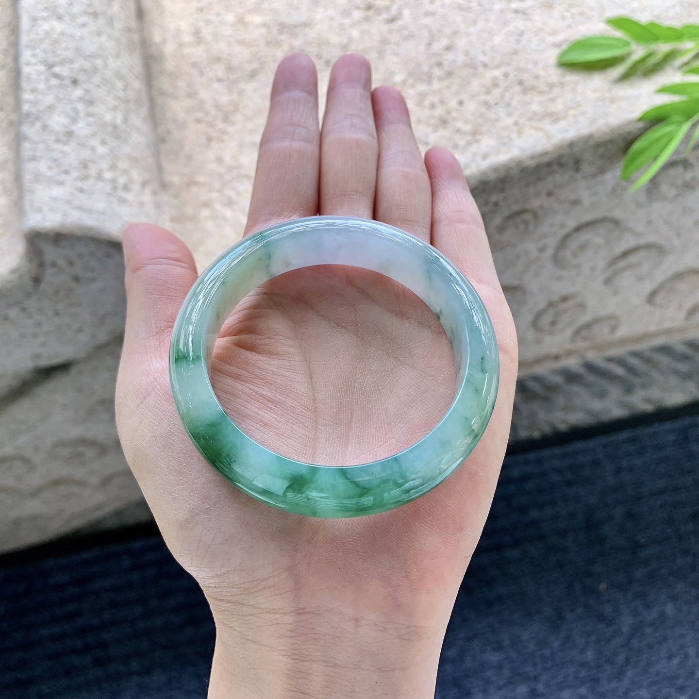 正圈 圈口52.9/12.8/7.8 编码Q7070115 细糯飘绿花，水润，种老，细腻，打灯有棉线