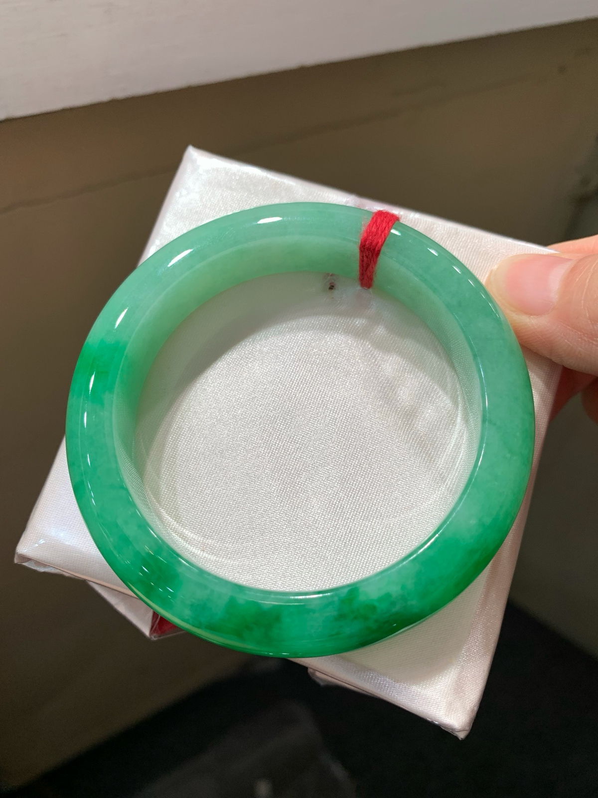 尺寸54.9/12.4/8.9，带色手镯
水润细腻 有种有色
TG-1334-1600