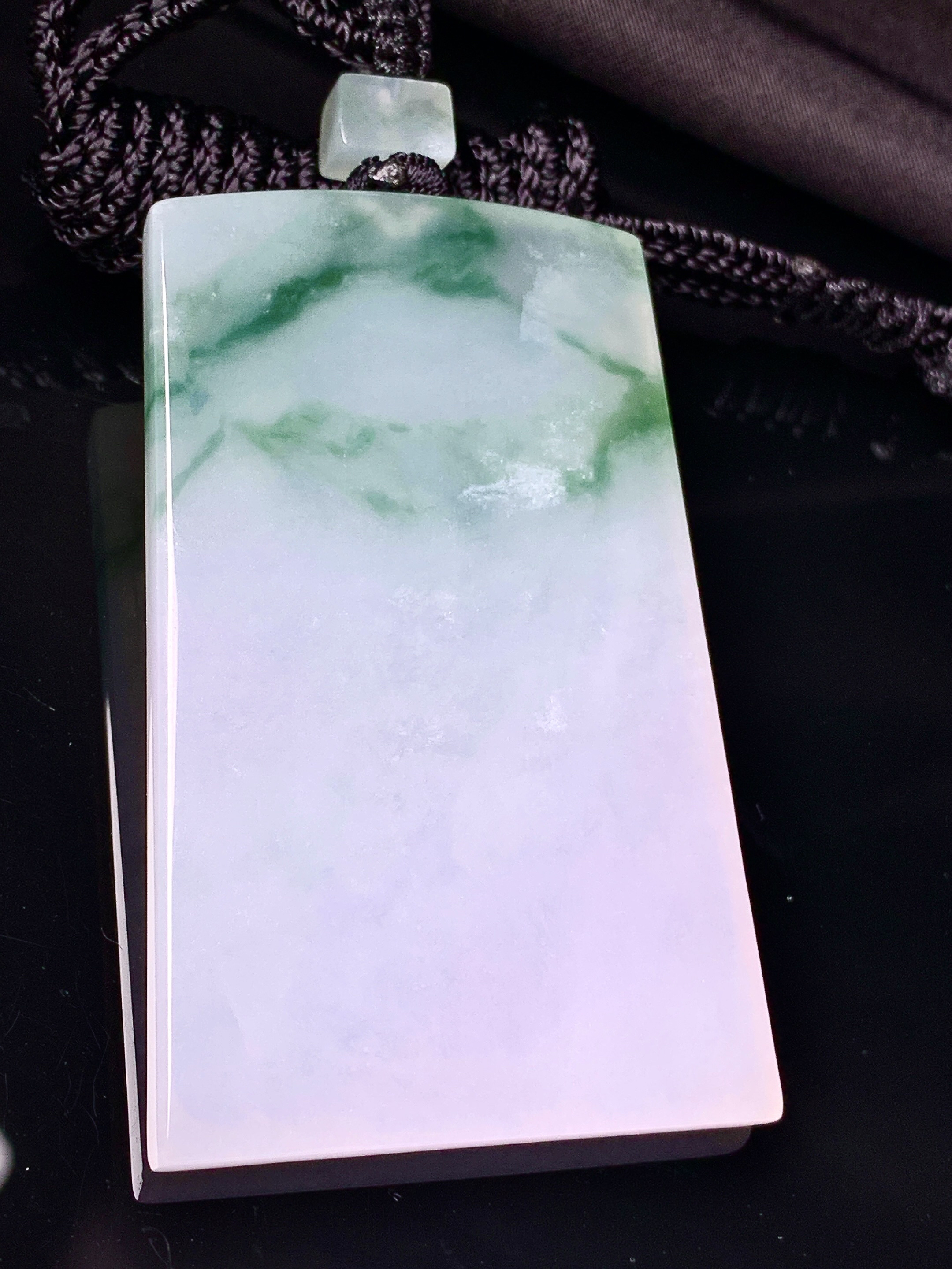 飘绿无事牌吊坠 玉质细腻 色泽艳丽清新 整体尺寸61*38*4.6 w1