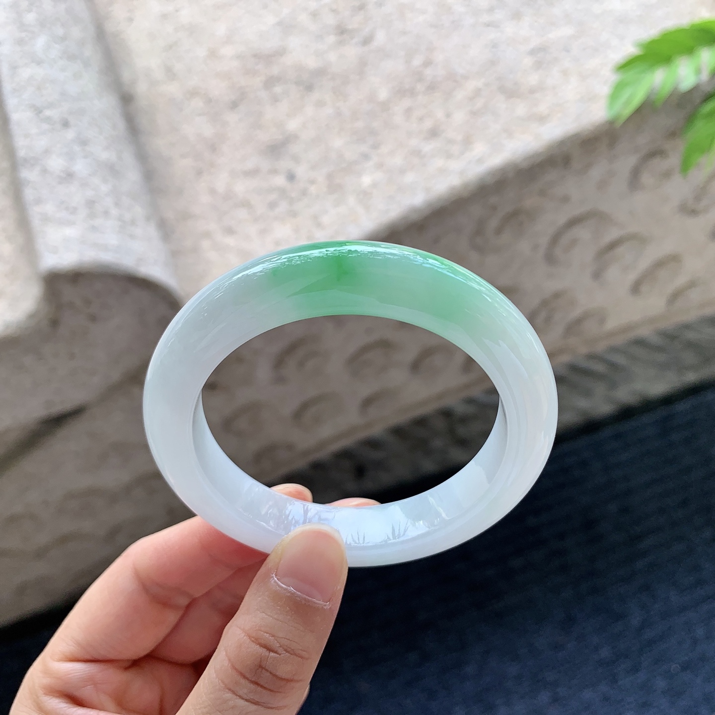 正圈52 53【圈口】53/11.2/9【编码】BA061670【描述】细糯飘阳绿，水润，种老，细腻，打灯有絮线