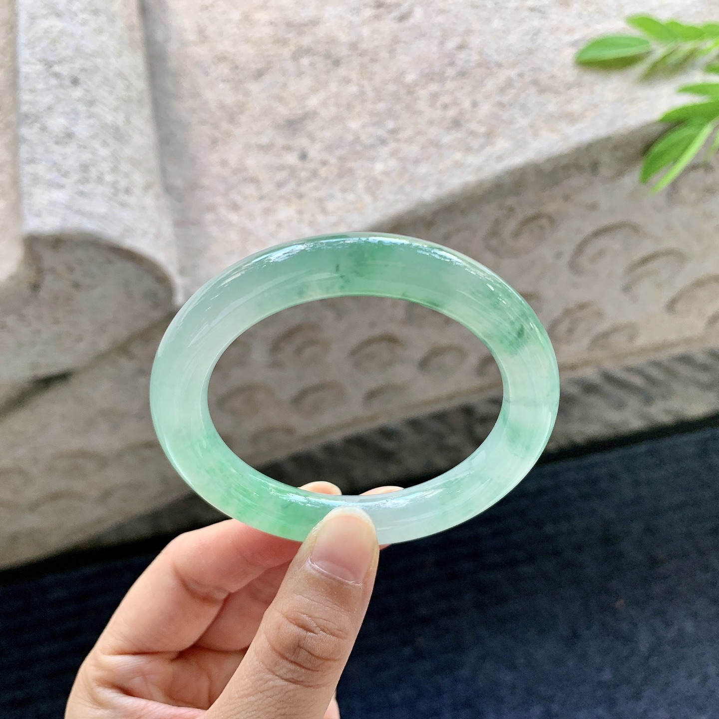 圆条51 52，圈口52.8/10/9.5，编码A2070108，描述糯冰飘绿花，水润，种老，细腻，打灯有纹线